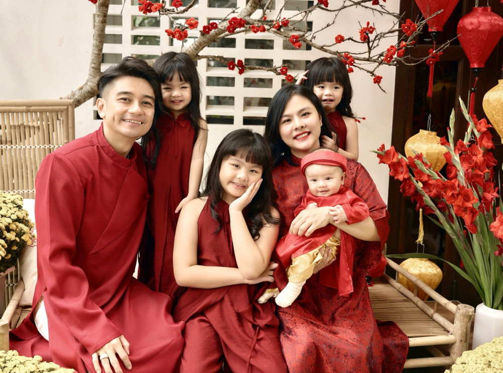 Vợ chồng diễn viên Vân Trang hạnh phúc bên 4 thiên thần nhỏ - Ảnh do nhân vật cung cấp