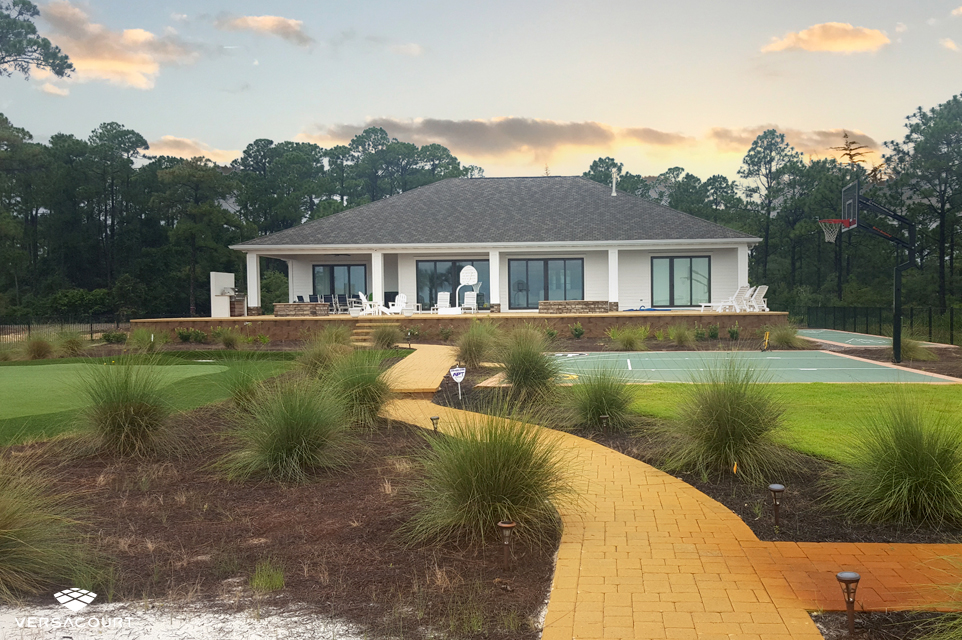 Ngôi nhà ven biển này được trang bị sân tập golf mini chất lượng, cũng như sân bóng rổ và sân chơi shuffleboard. Ảnh: @VersaCourt.
