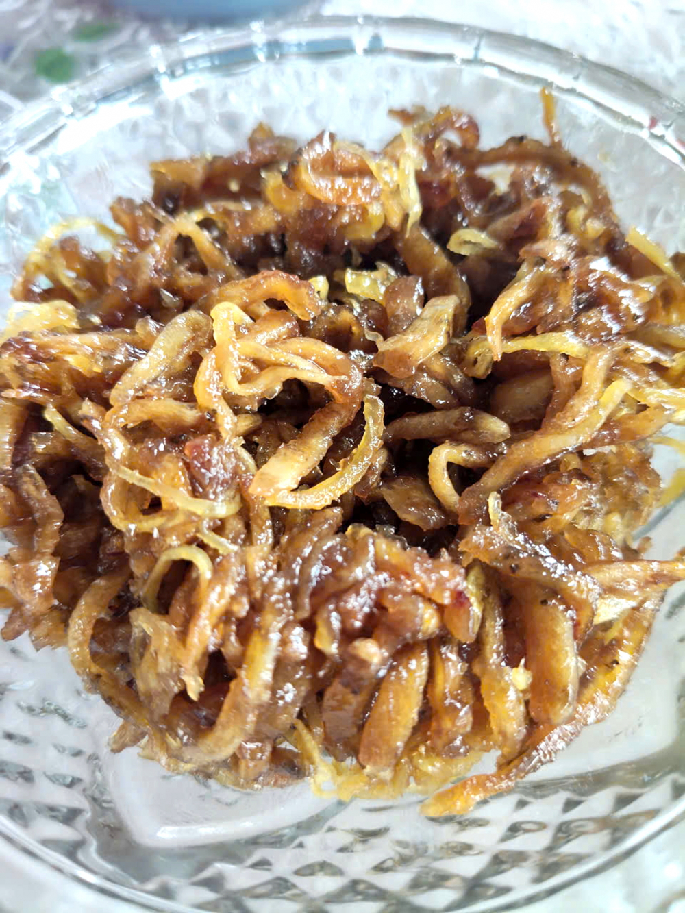 Mẹ và món chuối ngào gừng - Ảnh do tác giả cung cấp