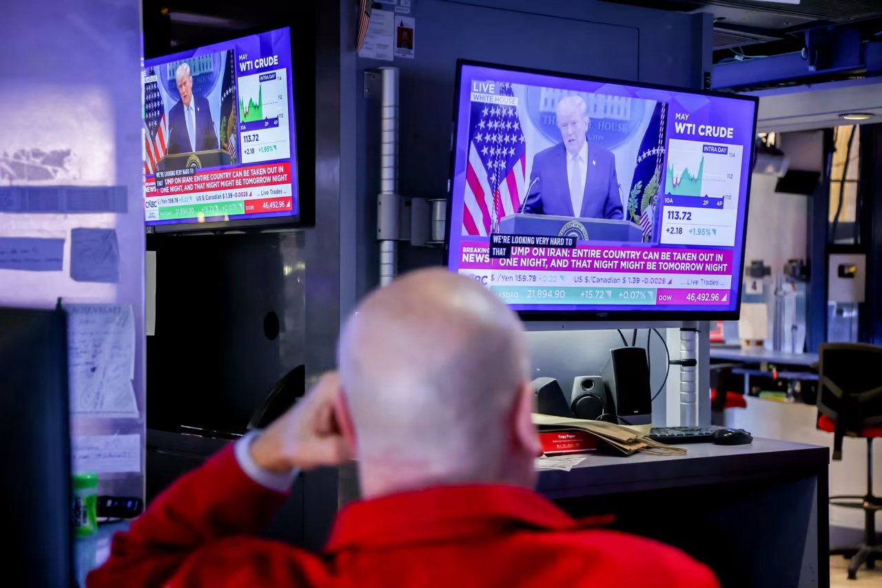 Cuộc họp báo của Tổng thống Mỹ Donald Trump được phát trực tiếp tại sàn giao dịch chứng khoán New York hôm 6/4 - Ảnh: Michael Nagle/Bloomberg/Getty Images