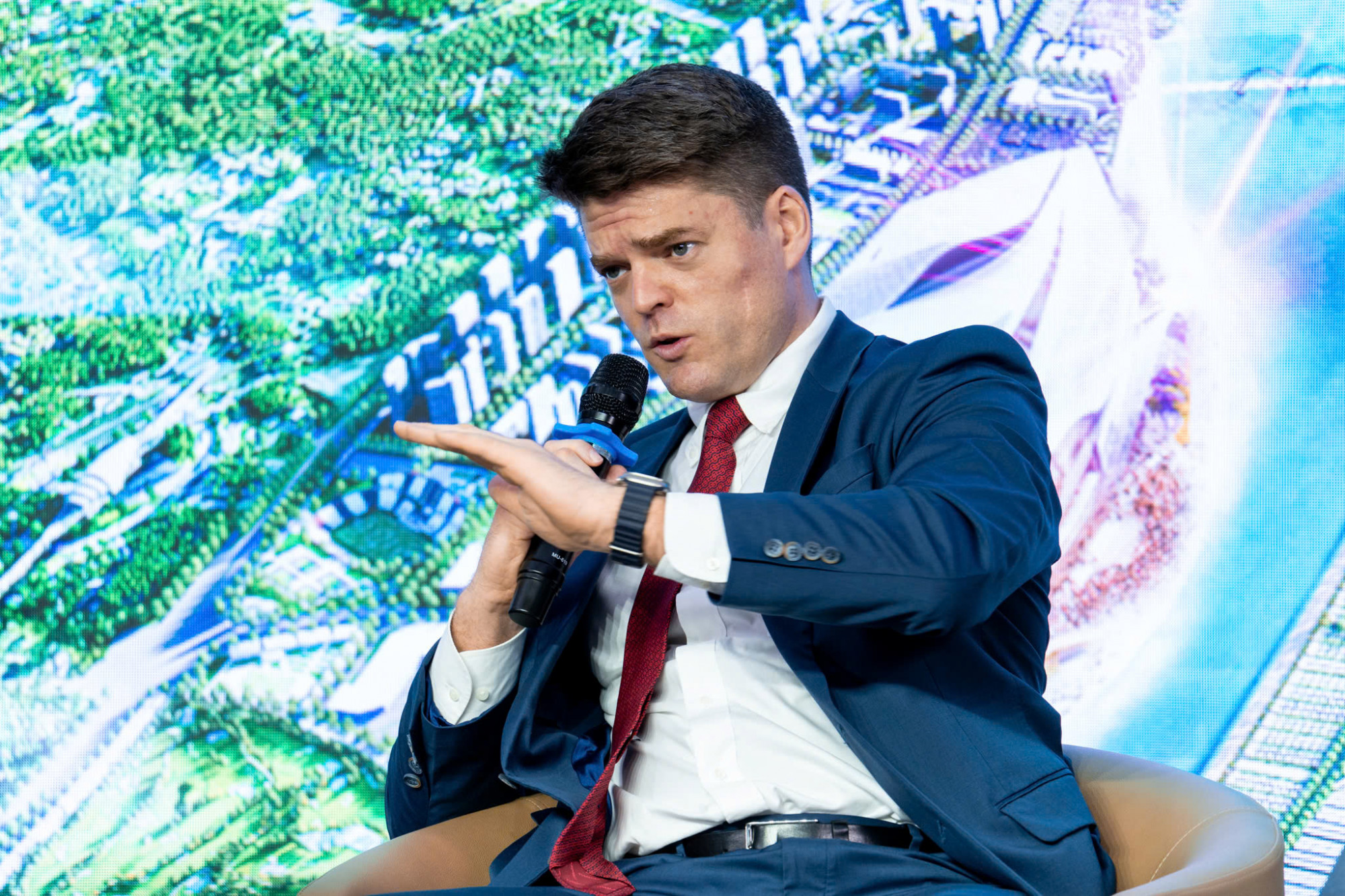 Chuyên gia quốc tế: “Bất động sản Việt Nam nổi lên như ‘vịnh trú ẩn’ đi kèm tăng trưởng của dòng vốn ngoại” Ông Stephen Higgins (Giám đốc Bộ phận Thị trường Vốn, Cushman & Wakefield Nhật Bản) chia sẻ tại tọa đàm - Ảnh: Vingroup