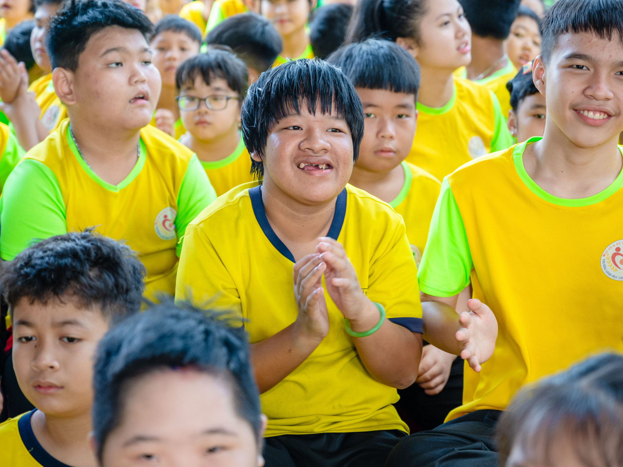 Các em học sinh khuyết tật vui vẻ tại buổi trao học bổng - Ảnh: MT