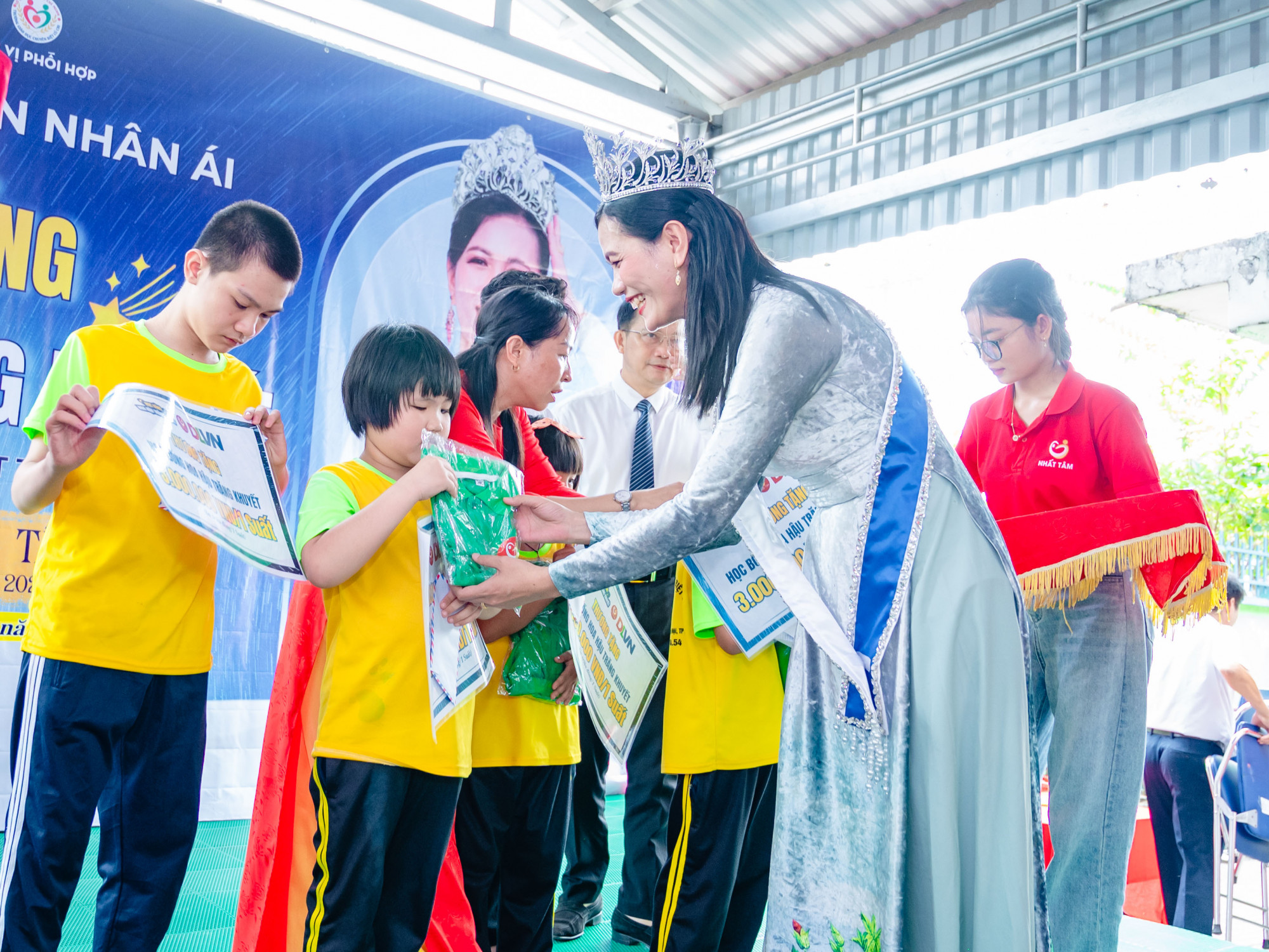 Hoa hậu Minh Tâm trao học bổng cho các em khuyết tật - Ảnh: MT