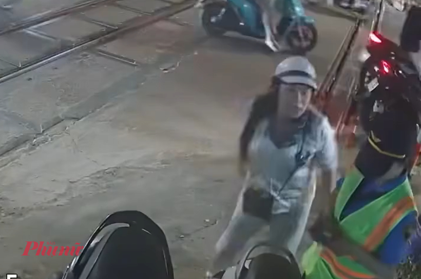Người phụ nữ quay lại gây gổ với nhân viên gác chắn tàu sau đó hành hung.