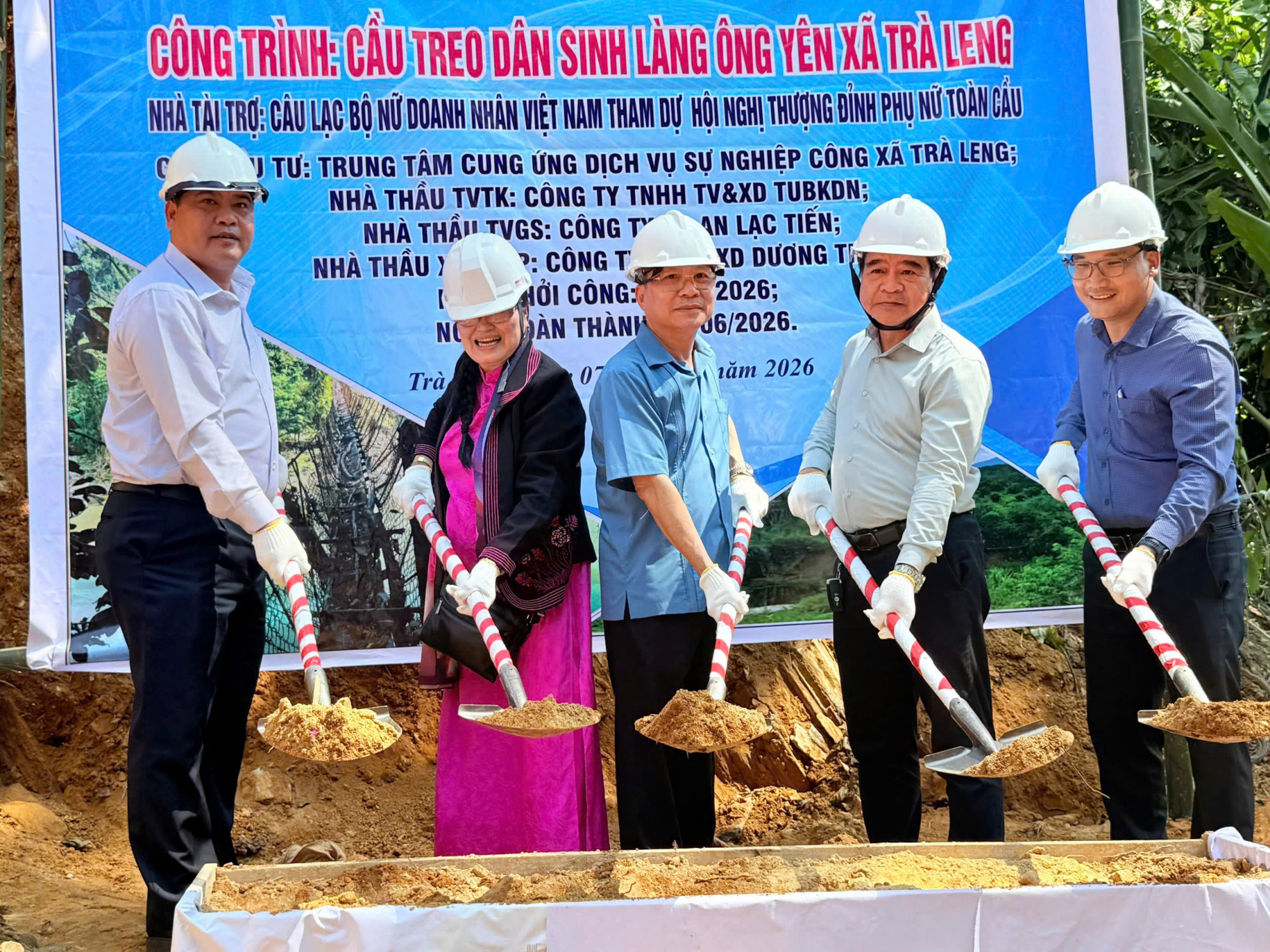 Lãnh đạo TP Đà Nẵng, nhà tài trợ và lãnh đạo địa phương thực hiện nghi thức khởi công dự án.