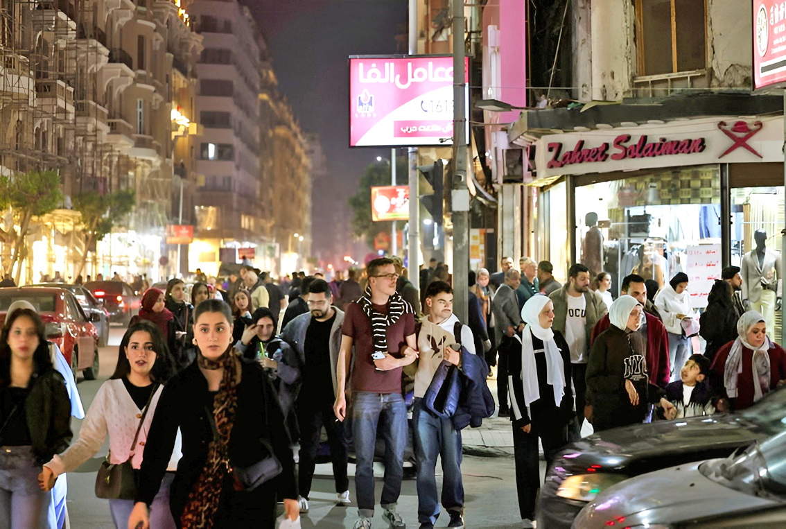 Tại Cairo (Ai Cập), vào lúc 21g, các điểm kinh doanh đóng cửa để tiết kiệm điện, khách hàng ra về  - Nguồn ảnh: The Arab Weekly