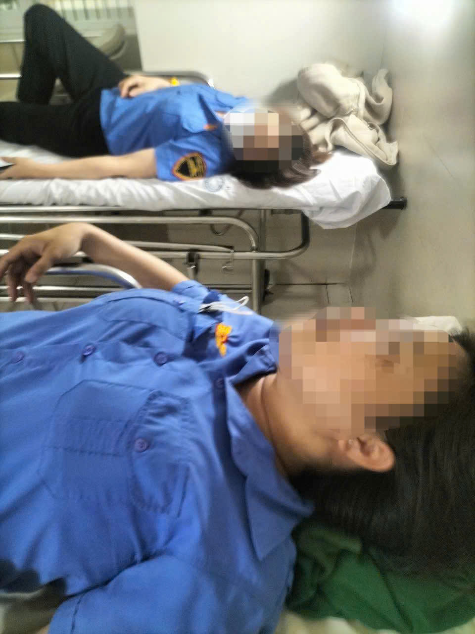 Hai nữ nhân viên gác chắn đang được điều trị tại bệnh viện.