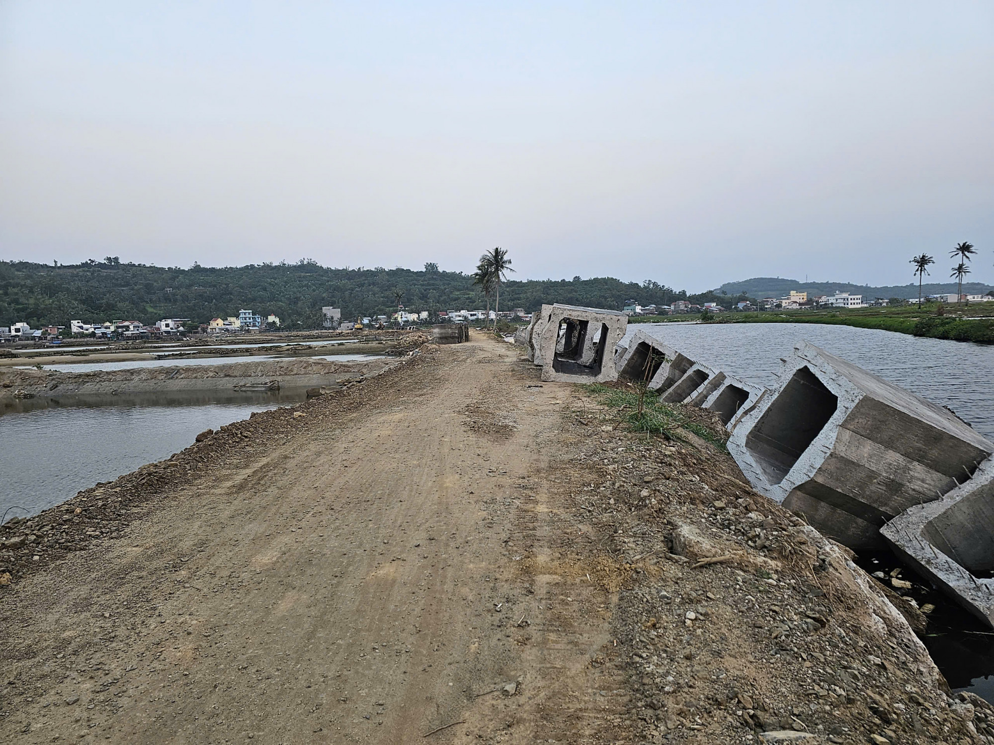 Tuyến đê ngăn mặn Ngự Hàm Thủy đang được sửa chữa, khắc phục sau đợt mưa lũ - ảnh: H.T. 
