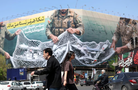 Người dân Iran đang đi trên đường phố 