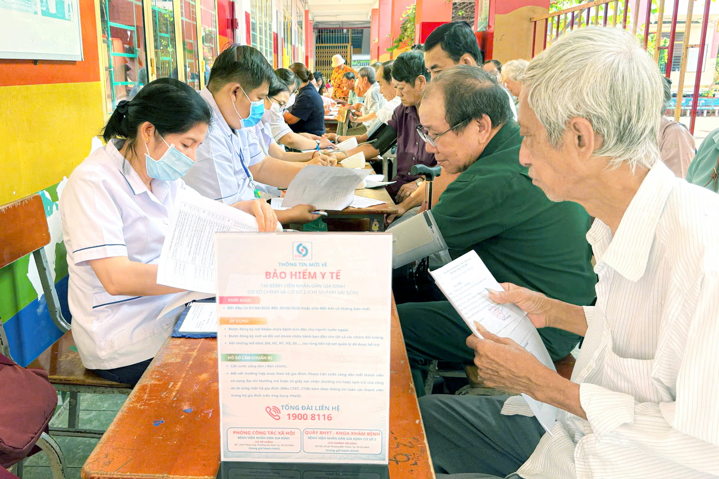 Người dân tại xã Bình Hưng đăng ký khám tầm soát miễn phí - Ảnh do Bệnh viện Nhân dân Gia Định cung cấp