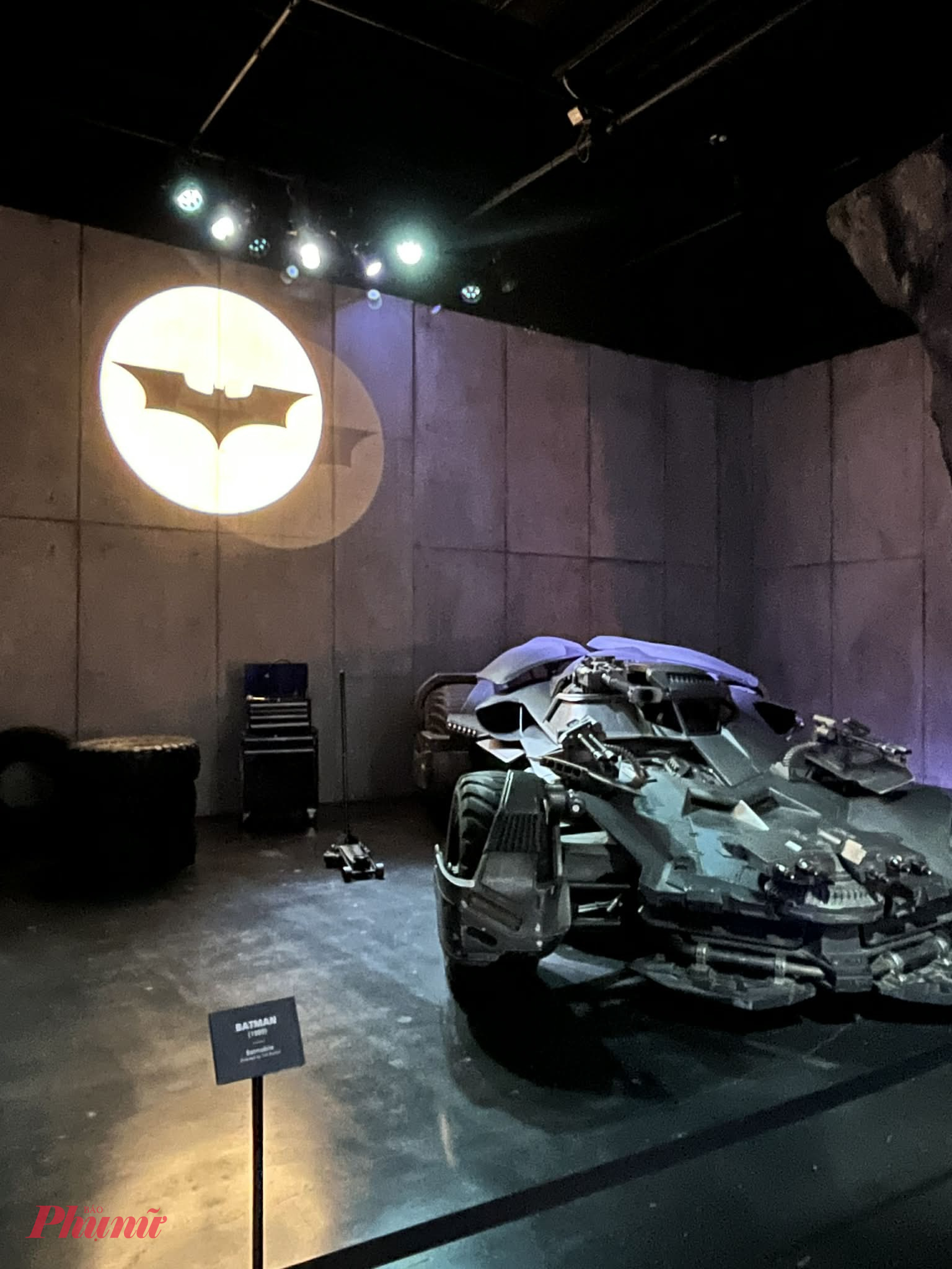 Một trong những chiếc xa của Batnam được trưng bày ở Wanrner Bros.