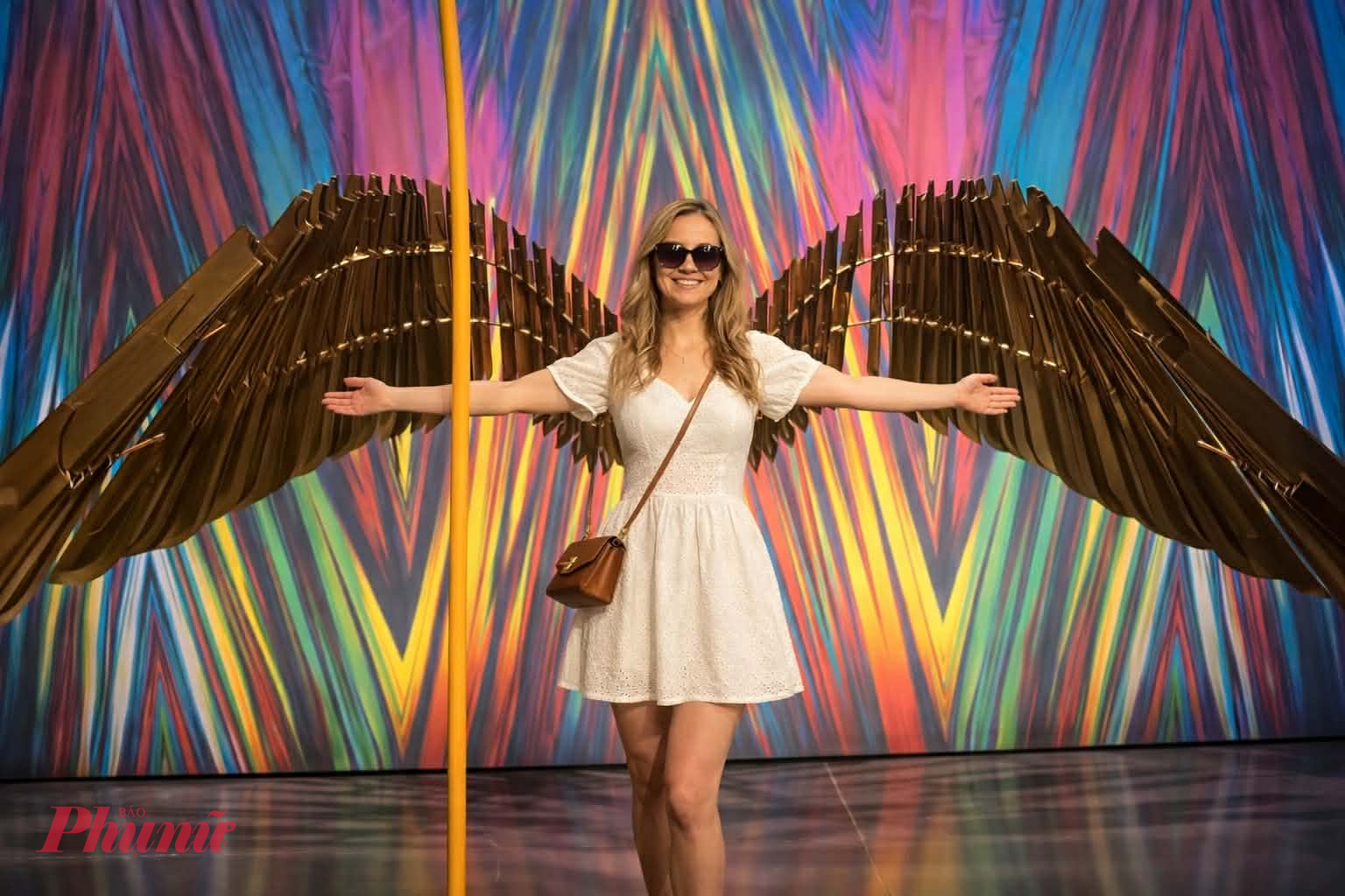 Khách tham quan thích thú tạo hình nhân vật trong vộ 