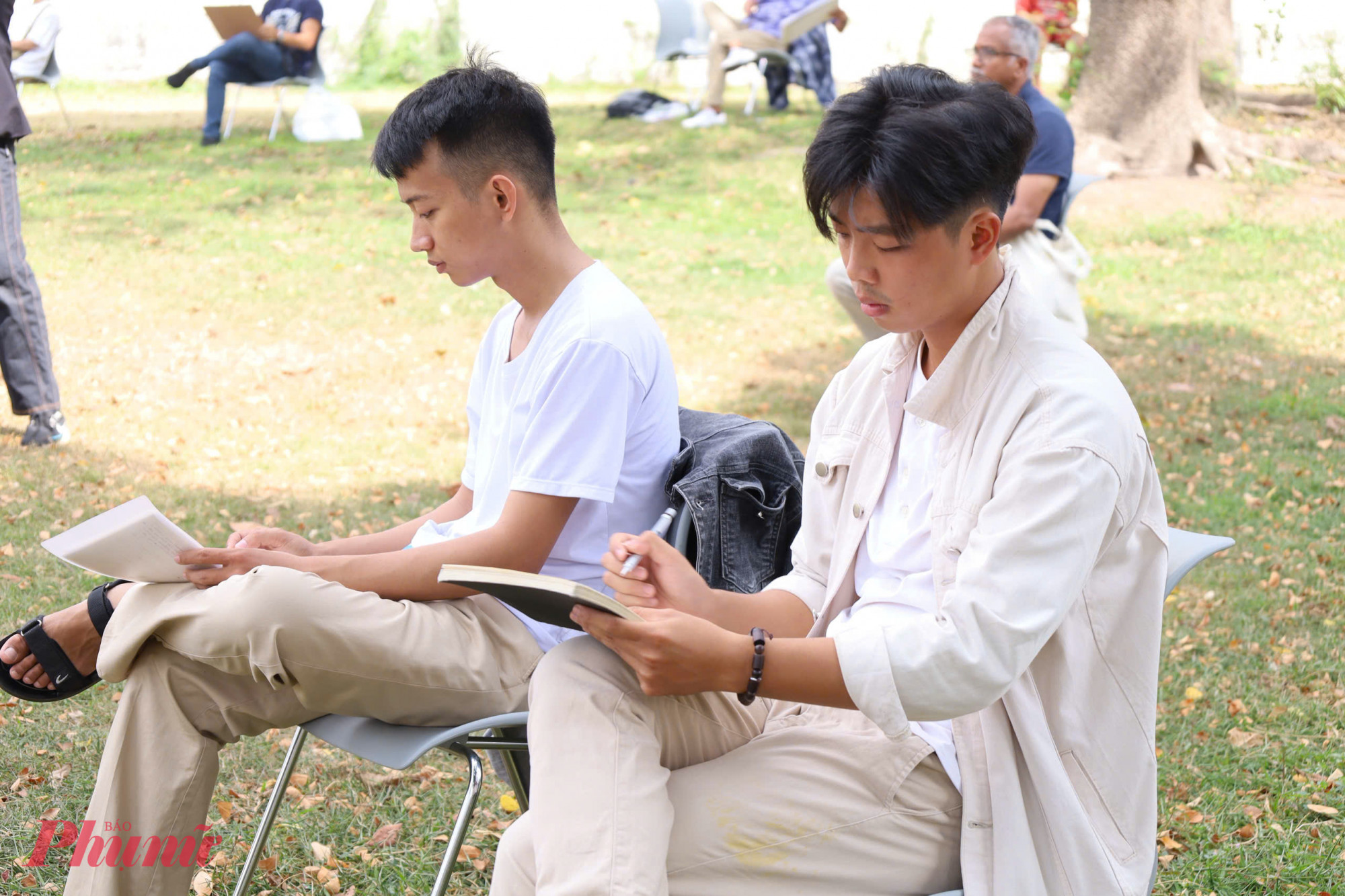 Người trẻ vẽ TPHCM bằng ký họa đô thị Người trẻ tham gia ký họa ngoài trời.