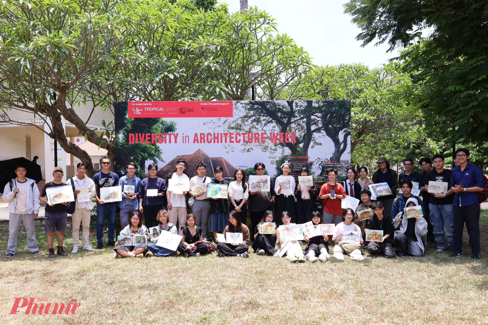 Người trẻ vẽ TPHCM bằng ký họa đô thị Ký họa giúp các bạn trẻ kết nối bằng cách cùng quan sát, chia sẻ góc nhìn, học hỏi lẫn nhau và gặp gỡ trực tiếp, vừa tạo cộng đồng vừa gắn bó với thành phố.