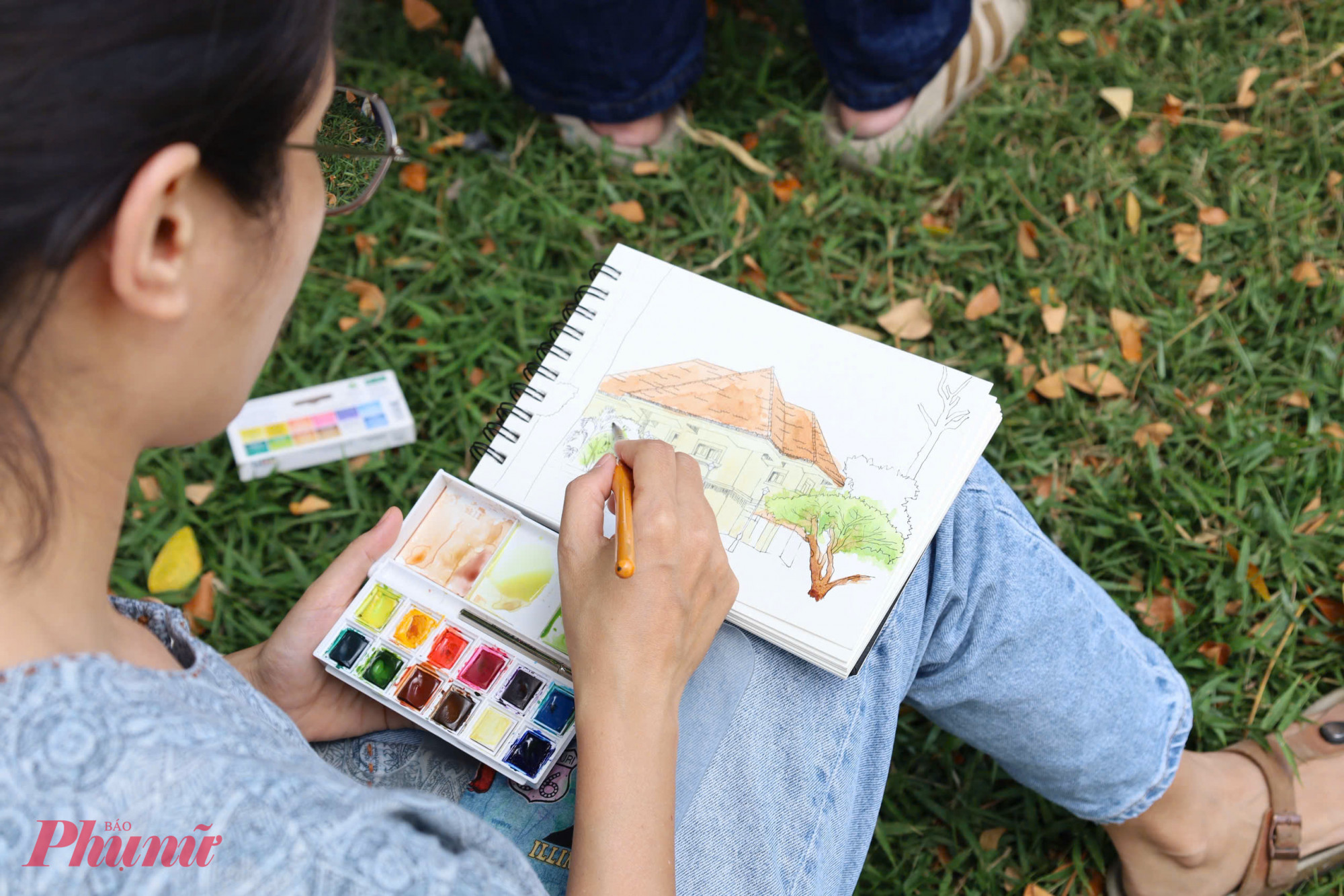 Người trẻ vẽ TPHCM bằng ký họa đô thị Ký họa không nhất thiết phải hoàn hảo về kỹ thuật, mà quan trọng hơn cả là sự kết nối giữa người vẽ và không gian.