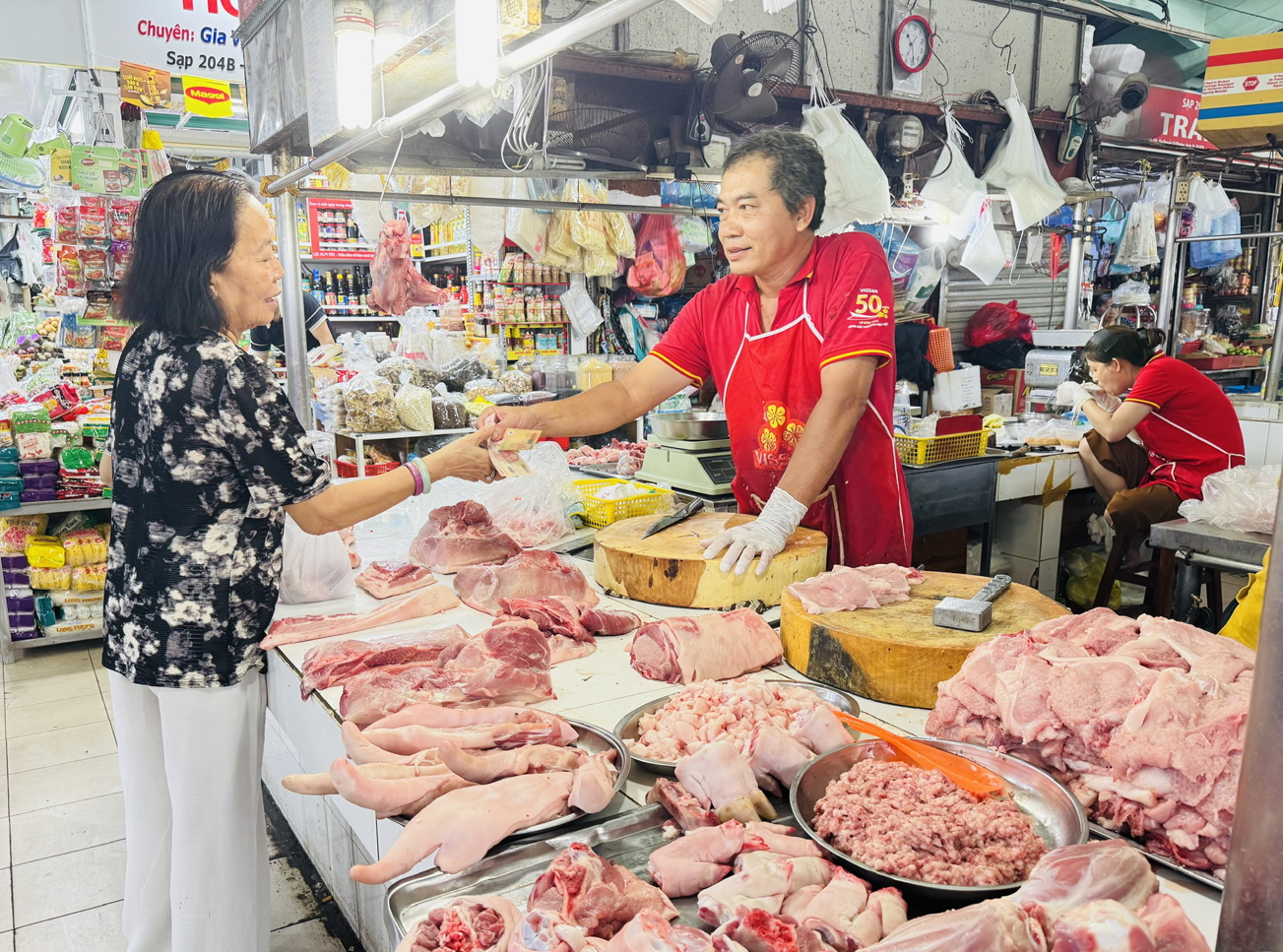 Chợ Nguyễn Tri Phương (TPHCM) đìu hiu, cho thấy sức mua yếu