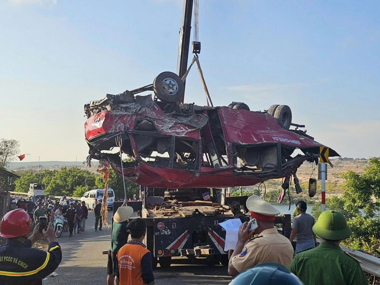 Chiếc xe khách bị hư hỏng, biến dạng - ảnh: L.T.