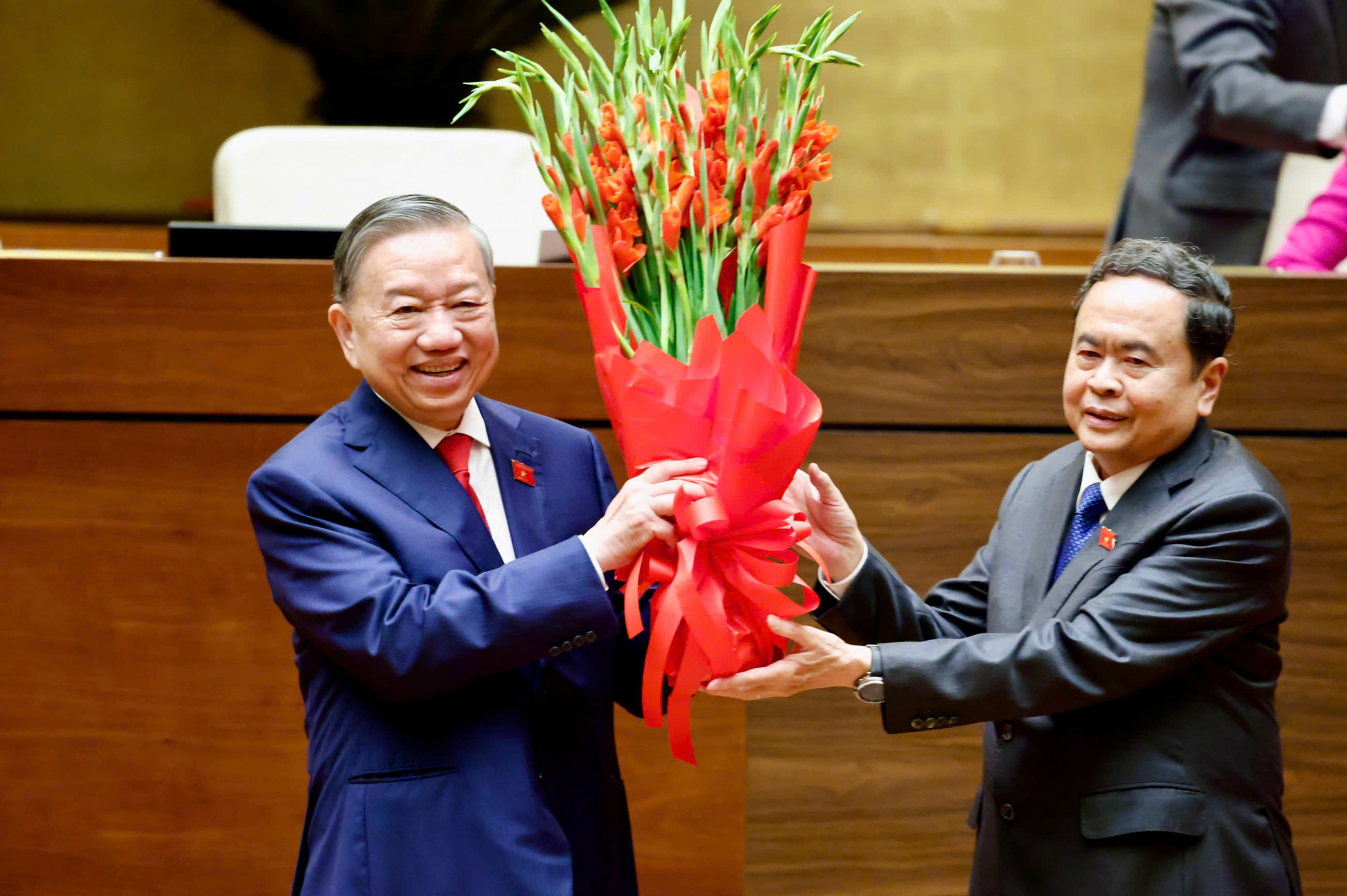 Chủ tịch Quốc hội Trần Thanh Mẫn tặng hoa chúc mừng Tổng bí thư, Chủ tịch nước Tô Lâm - ảnh: Q