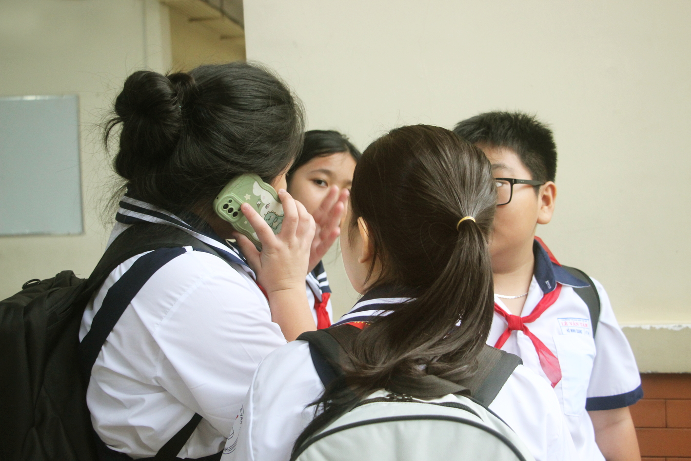 Học sinh một trường THCS ở TPHCM được phụ huynh cho sử dụng điện thoại thông minh