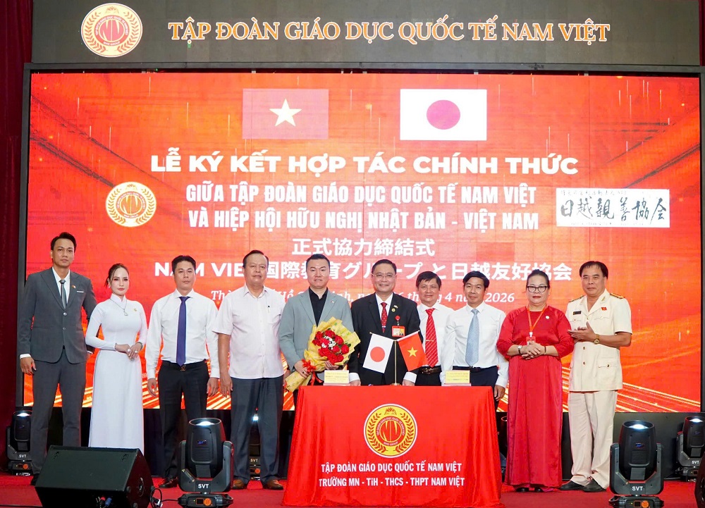 Ông Sakai Hironori - Chủ tịch Hiệp hội hữu nghị Nhật Bản - Việt Nam và ông Nguyễn Đức Quốc - Chủ tịch Tập đoàn Nam Việt - ký kết hợp tác - Ảnh: Nam Việt