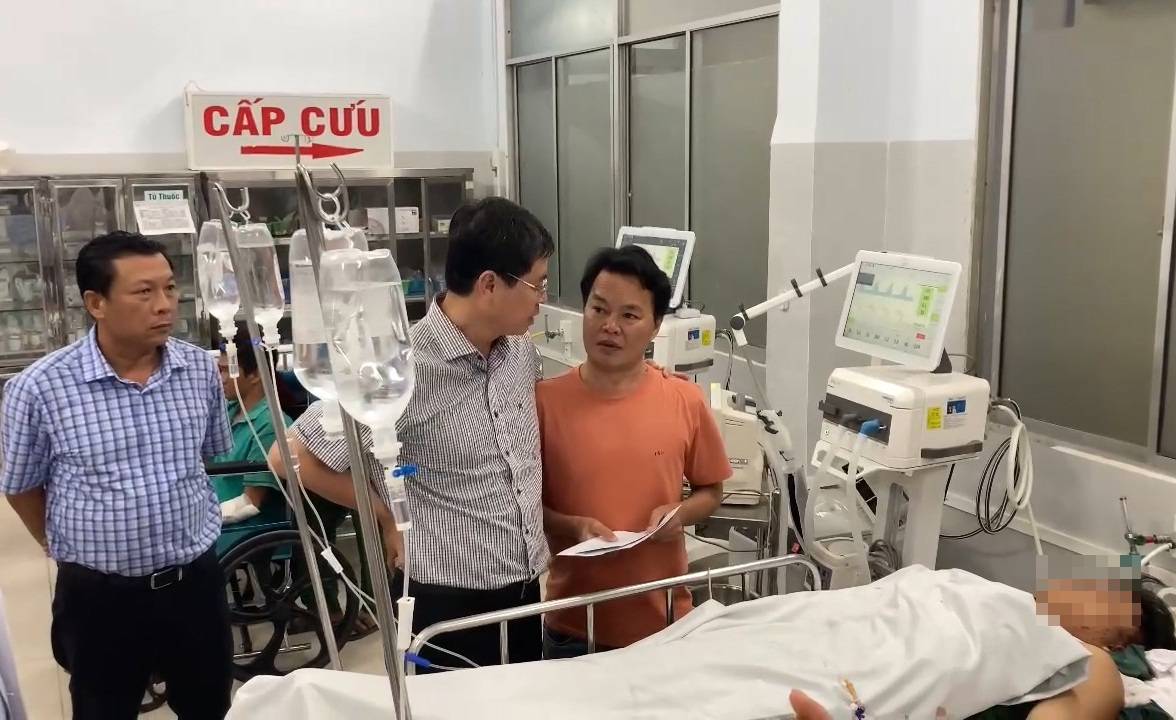  Lãnh đạo tỉnh Lâm Đồng thăm hỏi các nạn nhân đang điều trị tại Bệnh viện Đa khoa Bình Thuận - ảnh: T.N.