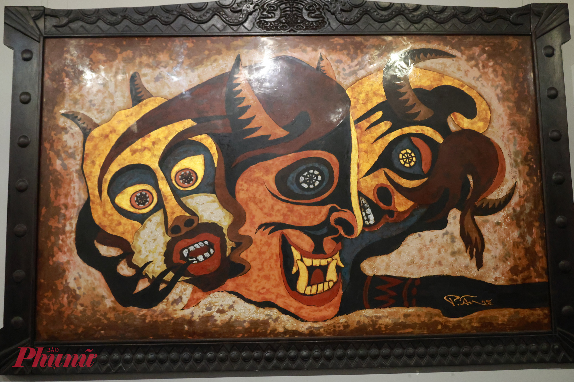 Kỹ thuật mài sâu kết hợp nhiều lớp màu, bạc quỳ, vàng quỳ đã tạo nên những hiệu ứng ẩn hiện, khiến các tác phẩm có độ nén và chiều sâu thị giác đặc biệt