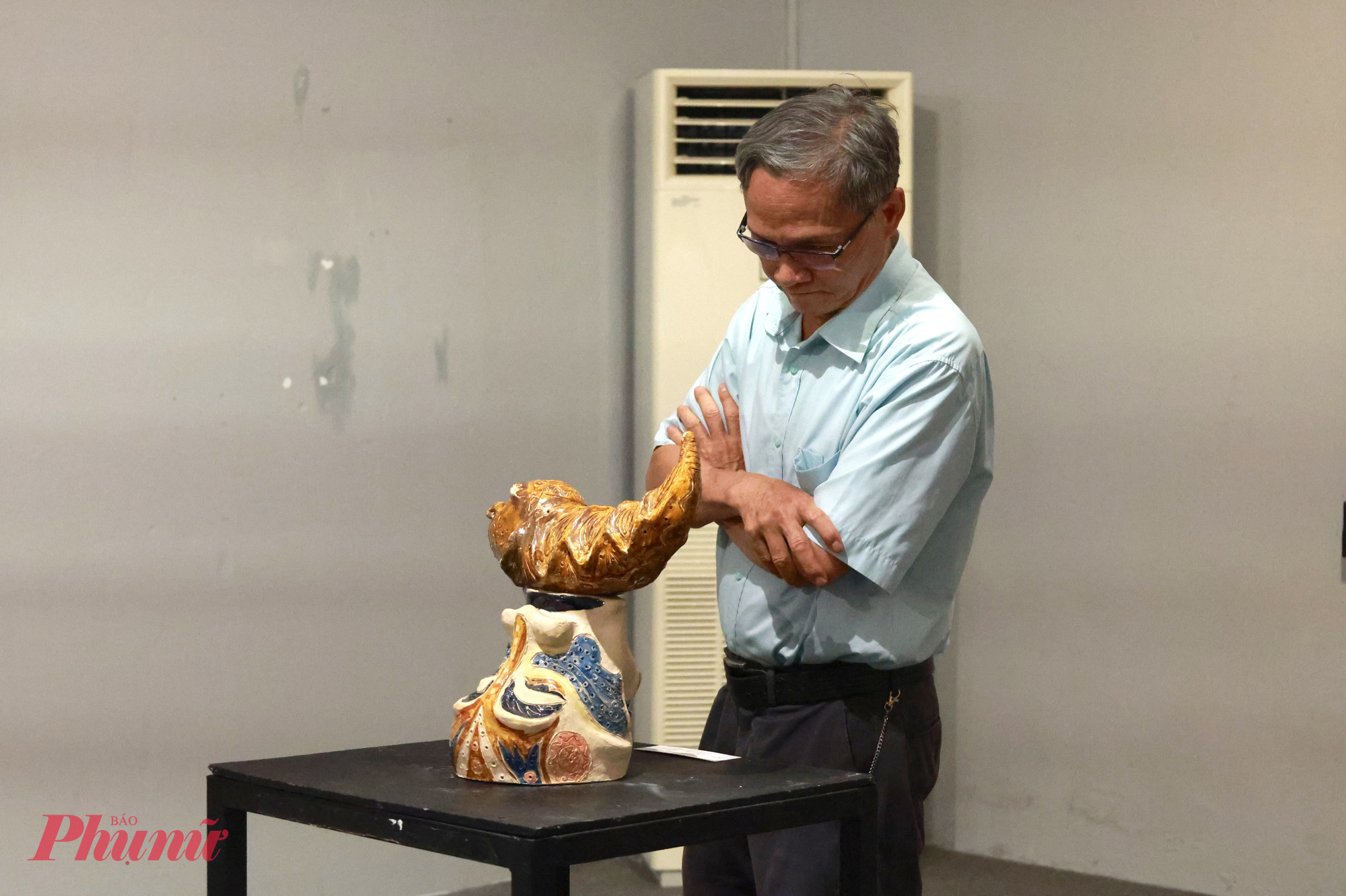 Triển lãm còn trưng bày một vài tác phẩm bằng chất liệu gốm 