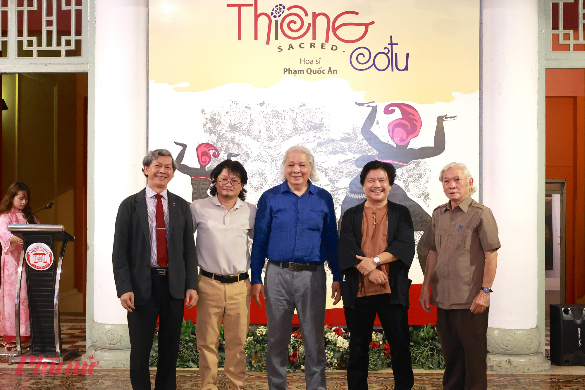 Hoạ sĩ Phạm Quốc Ân (thứ tư bên trái sang) khai mạc triển lãm 