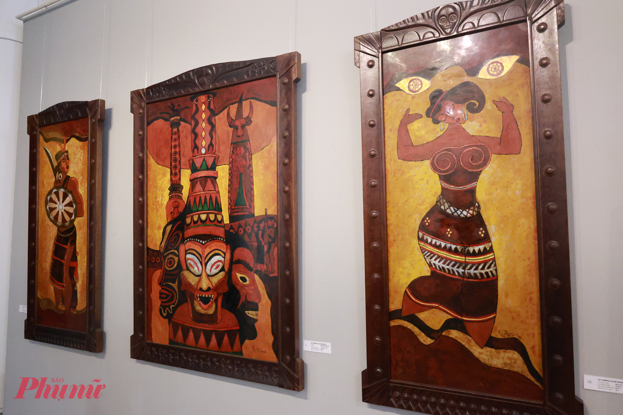 Hoạ sĩ tập trung làm nổi bật hình xoắn ốc, giữ lại sự thô ráp của vật chất và đặt chúng vào một cấu trúc hình ảnh mang tính nghi lễ