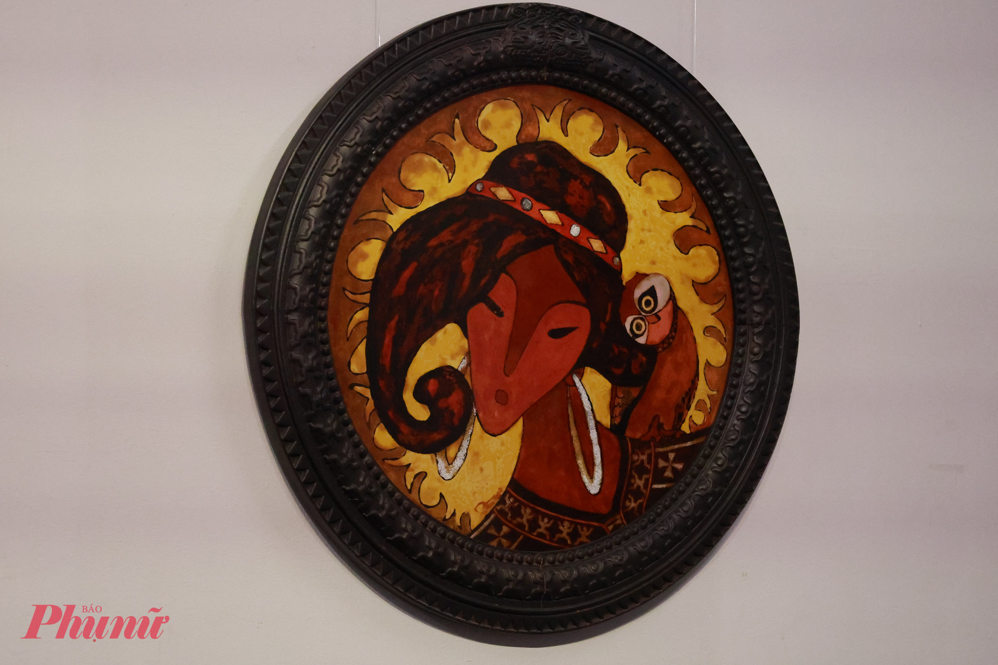 Chân dung cô gái Cơ Tu qua nét vẽ sơn mài 