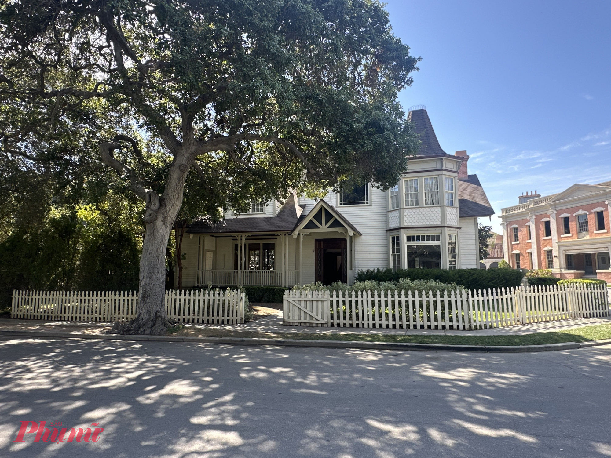 Một căn biệt thự trong khu nhà giàu ở Warner Bros.