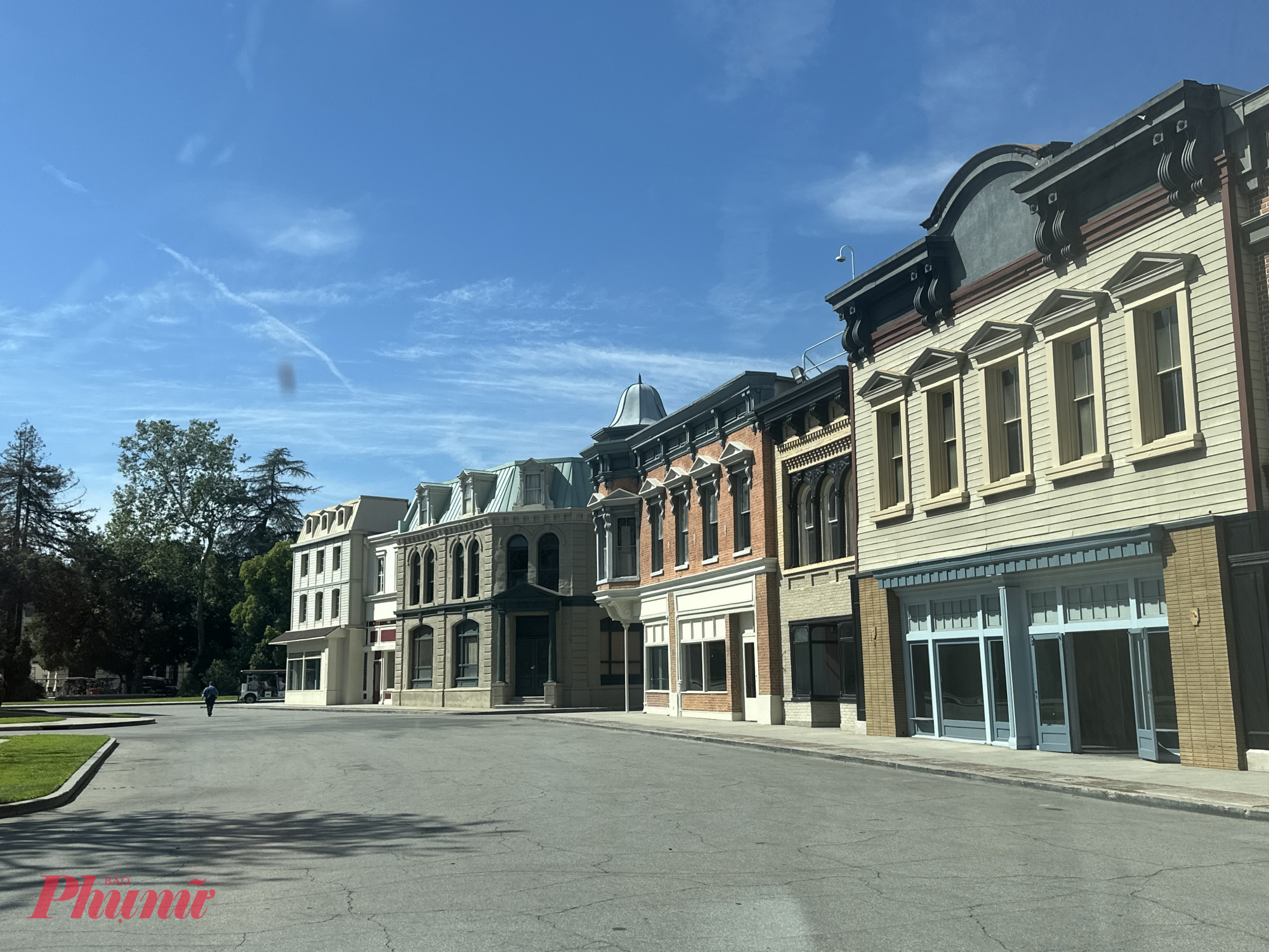 Bối cảnh với những dãy phố, con đường sống động như thật ở Warner Bros.