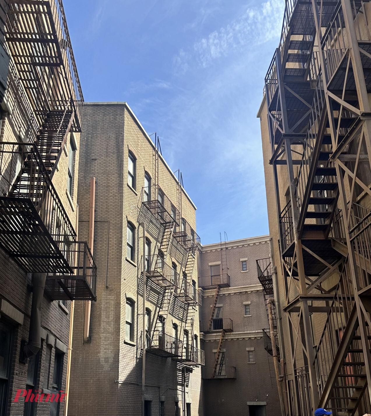 Dãy phố với cầu thang