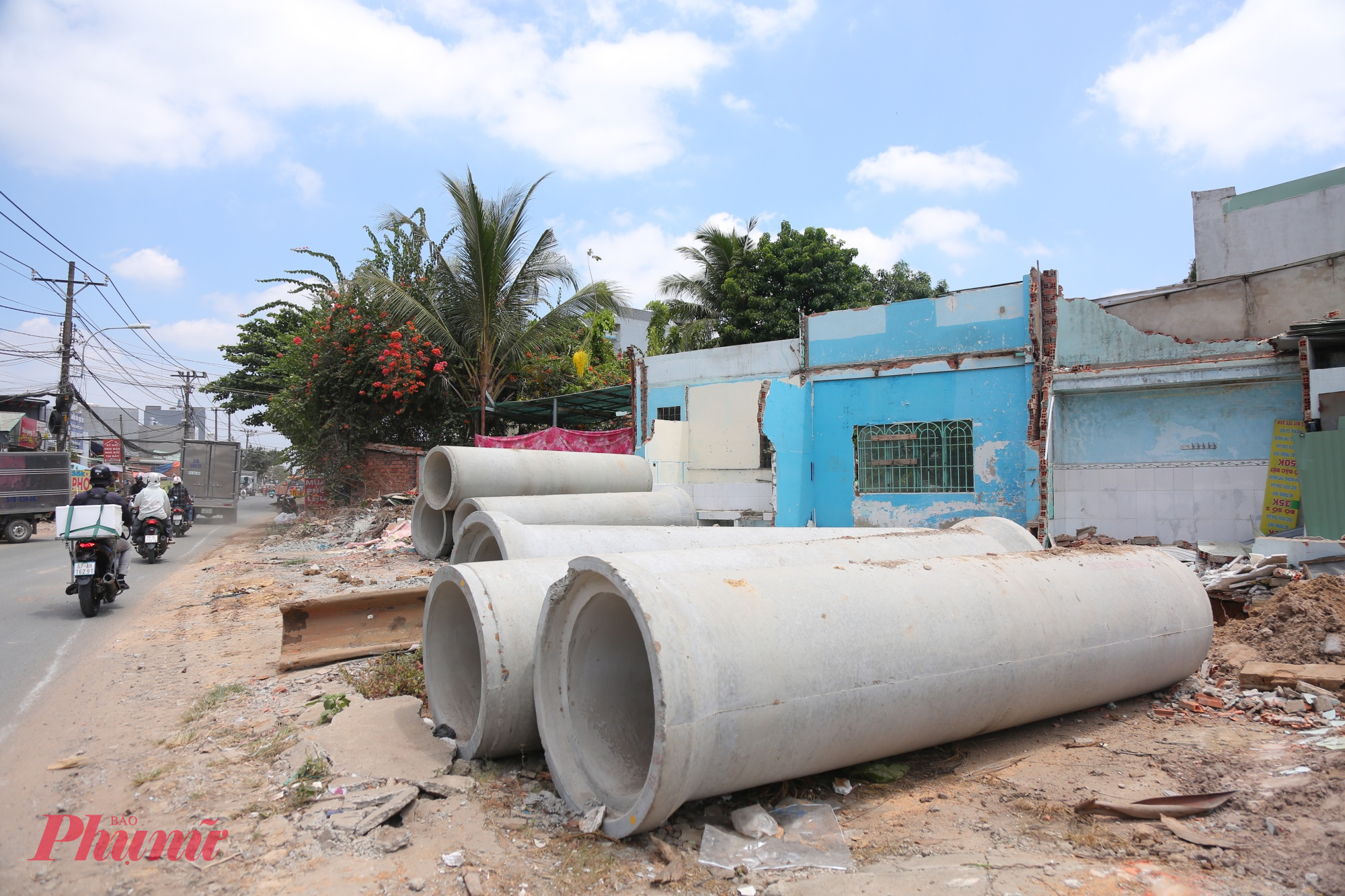 Ghi nhận những ngày đầu tháng 4/2026, dự án đang trong giai đoạn giải phóng mặt bằng và triển khai thi công hệ thống thoát nước tại những đoạn đã có mặt bằng sạch. 