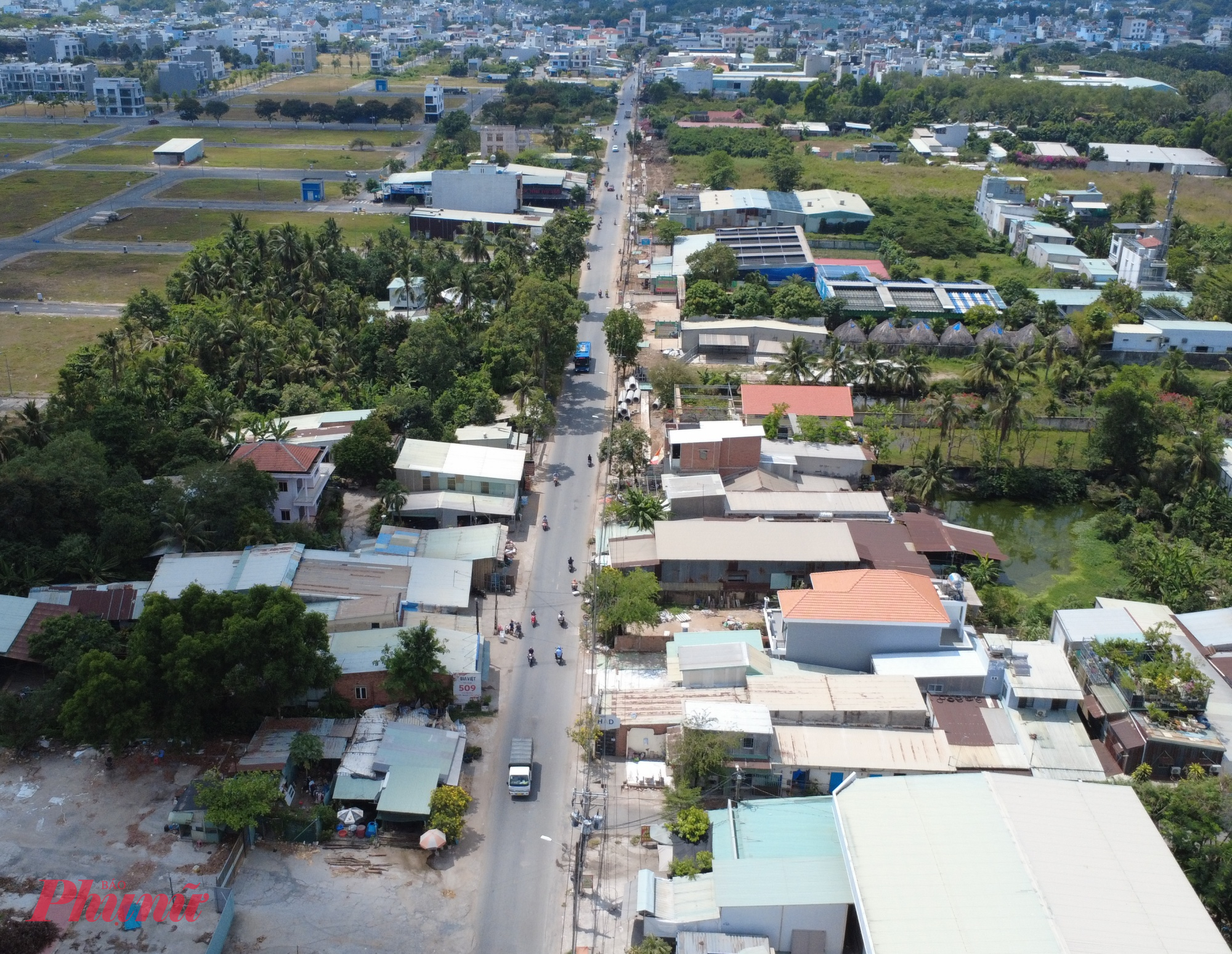 Vẫn còn vướng nhiều nhà dân chưa di dời không chỉ khiến việc thi công bị gián đoạn mà còn làm gia tăng nguy cơ kéo dài thời gian hoàn thành công trình so với kế hoạch đề ra.