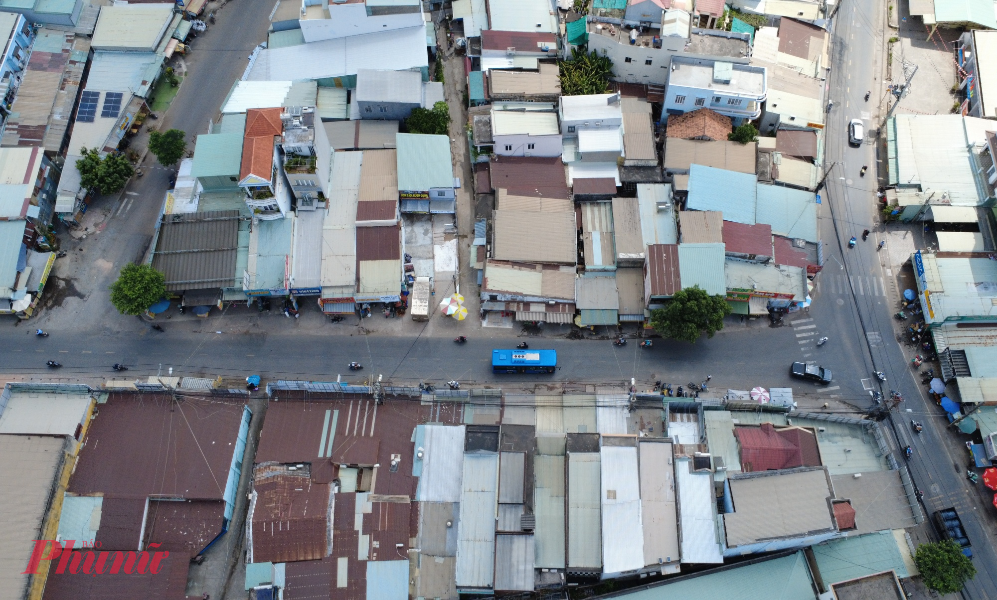 Một số vị trí vẫn chưa hoàn tất công tác giải tỏa, đặc biệt là khu vực gần nút giao với đường Nguyễn Duy Trinh, nơi nhiều hộ dân chưa tháo dỡ nhà cửa, chưa bàn giao mặt bằng cho dự án.