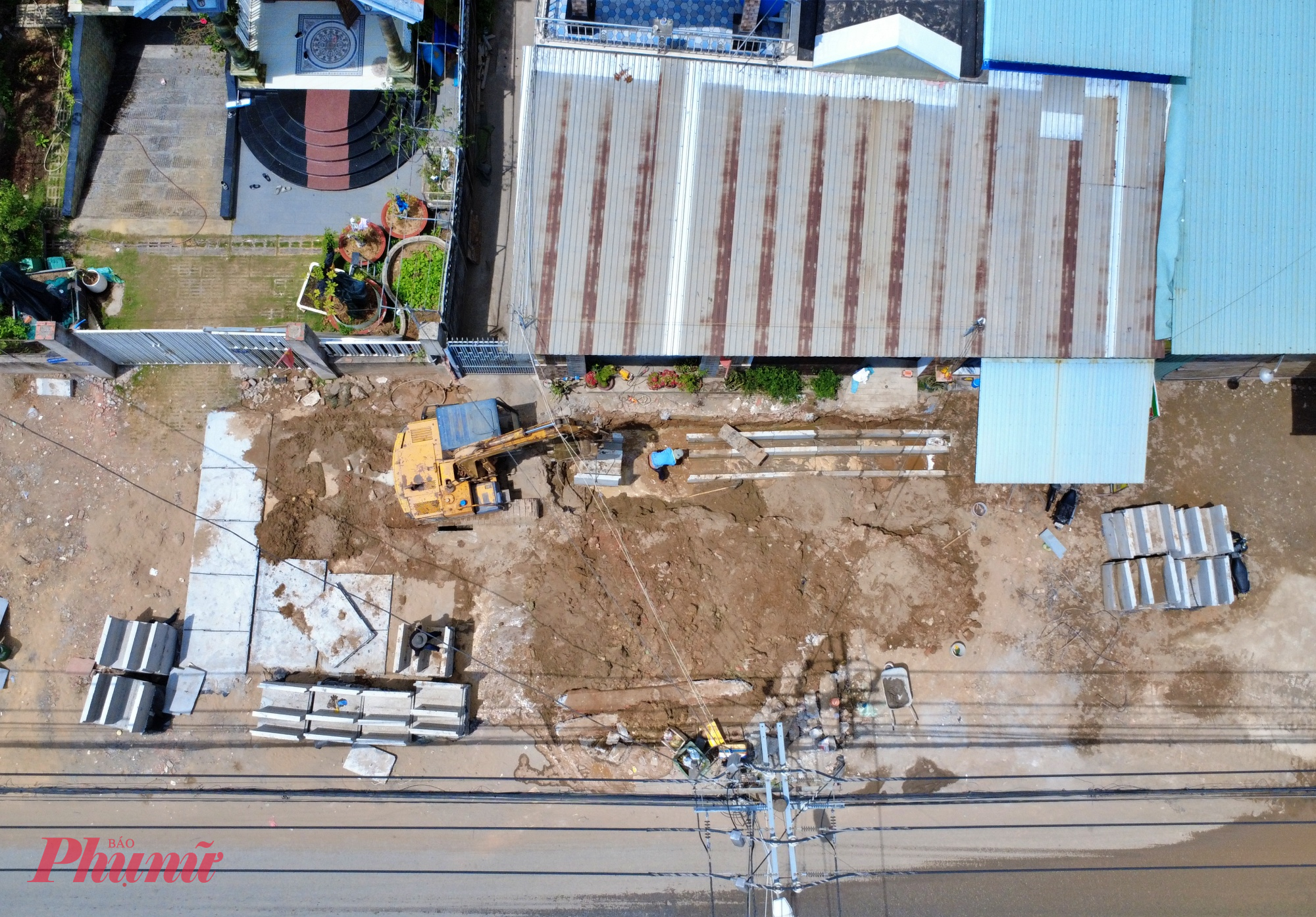 Ngoài ra, dự án còn bao gồm tuyến nhánh N10 dài khoảng 100m, được đầu tư mặt đường bê tông nhựa rộng 16m cùng hệ thống cống thoát nước đường kính cỡ lớn đấu nối về rạch Cá Rô, góp phần giải quyết bài toán thoát nước cho toàn khu vực.