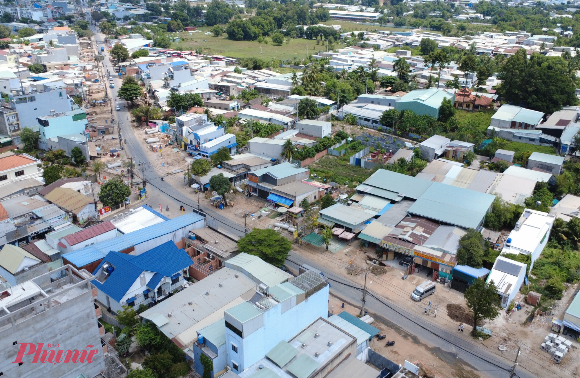 Dự án nâng cấp, mở rộng đường Lã Xuân Oai tại khu Đông TPHCM gồm 2 đoạn, với tổng mức đầu tư hơn 1.550 tỉ đồng. Đoạn 1 từ đường Lê Văn Việt đến Võ Chí Công khoảng 574 tỉ đồng, đoạn 2 từ đường Lò Lu đến Nguyễn Duy Trinh khoảng 685 tỉ đồng. 