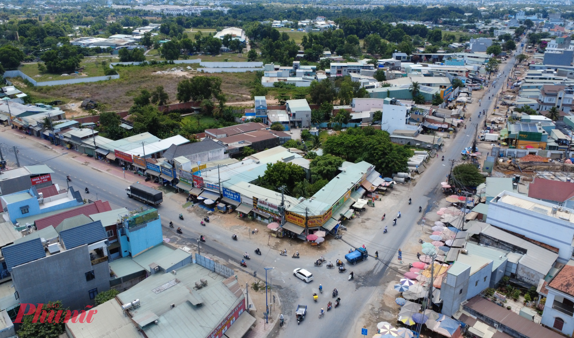 Đường Lã Xuân Oai được nâng cấp, mở rộng lên 30m, gồm 6 làn xe, đồng thời đầu tư mới hệ thống vỉa hè đồng bộ. 