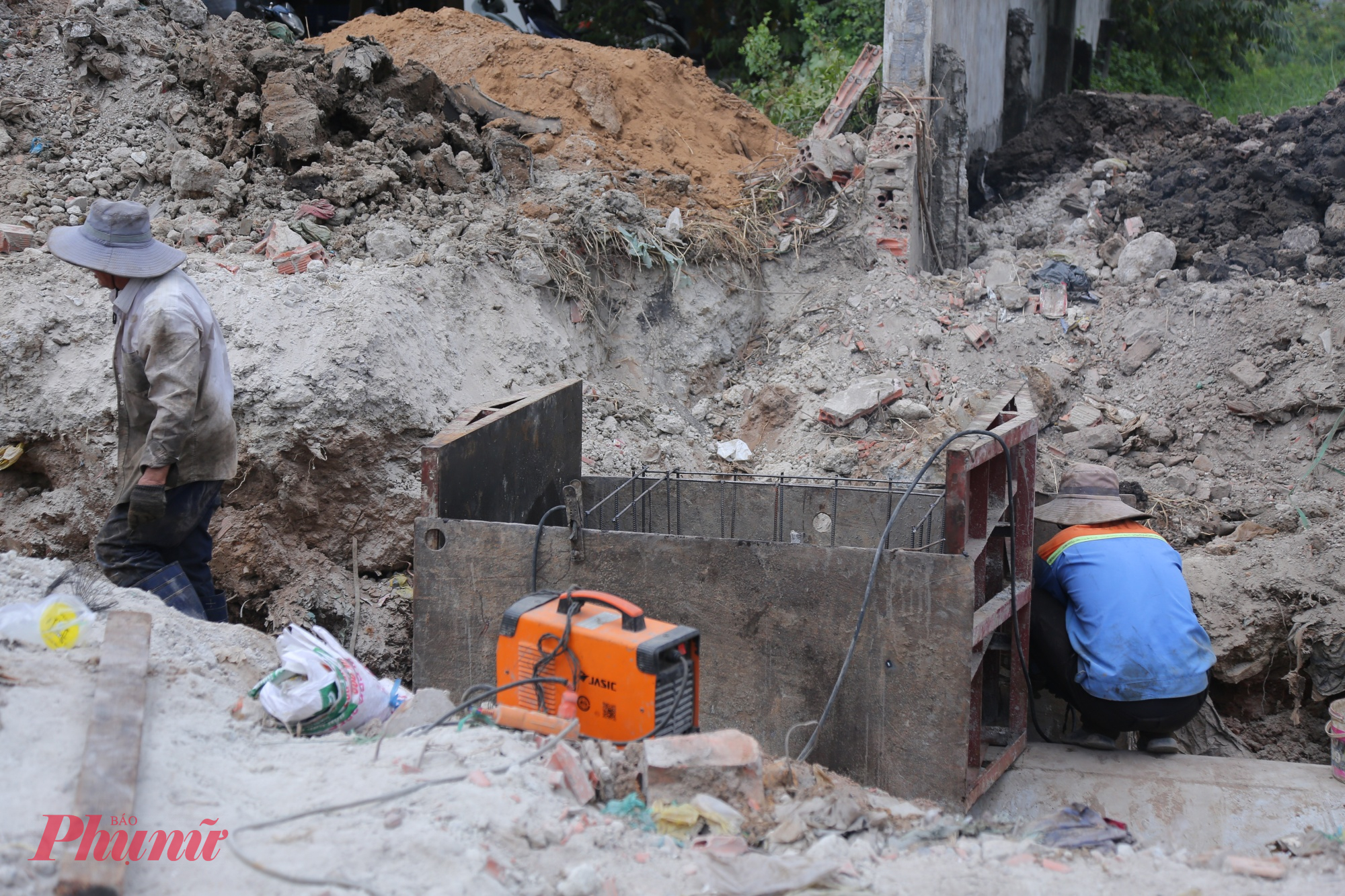 Nhà thầu đang thi công hệ thống thoát nước tại những đoạn không vướng mặt bằng.