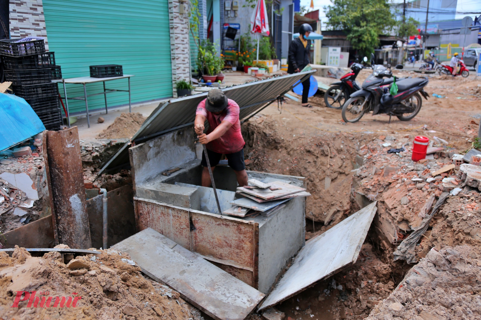 Theo thiết kế đã được phê duyệt, gói thầu tập trung thi công đoạn nhiều hạng mục quan trọng như xây dựng mặt đường, vỉa hè, hệ thống thoát nước và hào kỹ thuật.