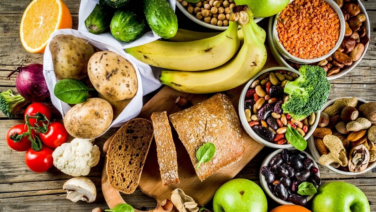 Các thực phẩm giàu chất xơ, ít tinh bột bao gồm bơ, các loại quả mọng, hạt chia,… có thể giúp bạn kiểm soát cân nặng và giảm nguy cơ mắc các bệnh mãn tính - Ảnh: rimmabondarenko/Canva