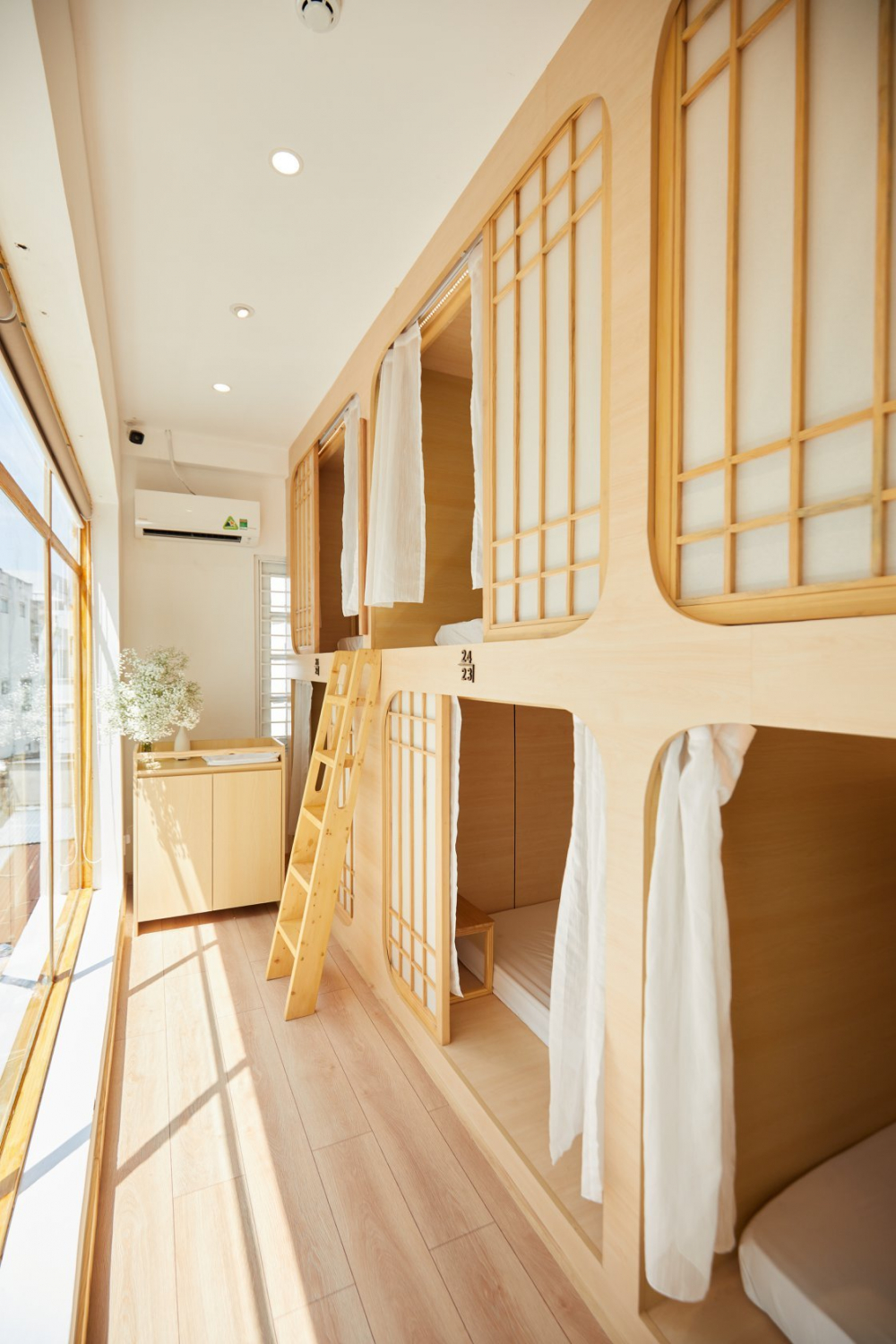 D.O.M Coffee (213/23 Nguyễn Gia Trí, phường Thạnh Mỹ Tây) là một quán coffee giường nằm độc đáo mang đậm phong cách thanh lịch và tinh tế mà bạn không thể bỏ qua nếu cần một góc nghỉ ngơi vào buổi trưa. Quán có không gian được thiết kế theo phong cách mộc mạc và ấm cúng, với sắc màu chủ đạo là màu gỗ. Toàn bộ quán ngập tràn hương tinh dầu dịu nhẹ tạo nên một bầu không khí thư giãn và thoải mái. Khách đến quán cũng có 2 lựa chọn theo hai tầng riêng biệt của quán. Tầng trệt là không gian bao gồm bàn ghế truyền thống, thích hợp cho việc gặp gỡ, trò chuyện. Tầng trên được thiết kế như các tổ kén nhỏ, tạo nên sự riêng tư và yên tĩnh dành riêng cho nghỉ ngơi và thư giãn.