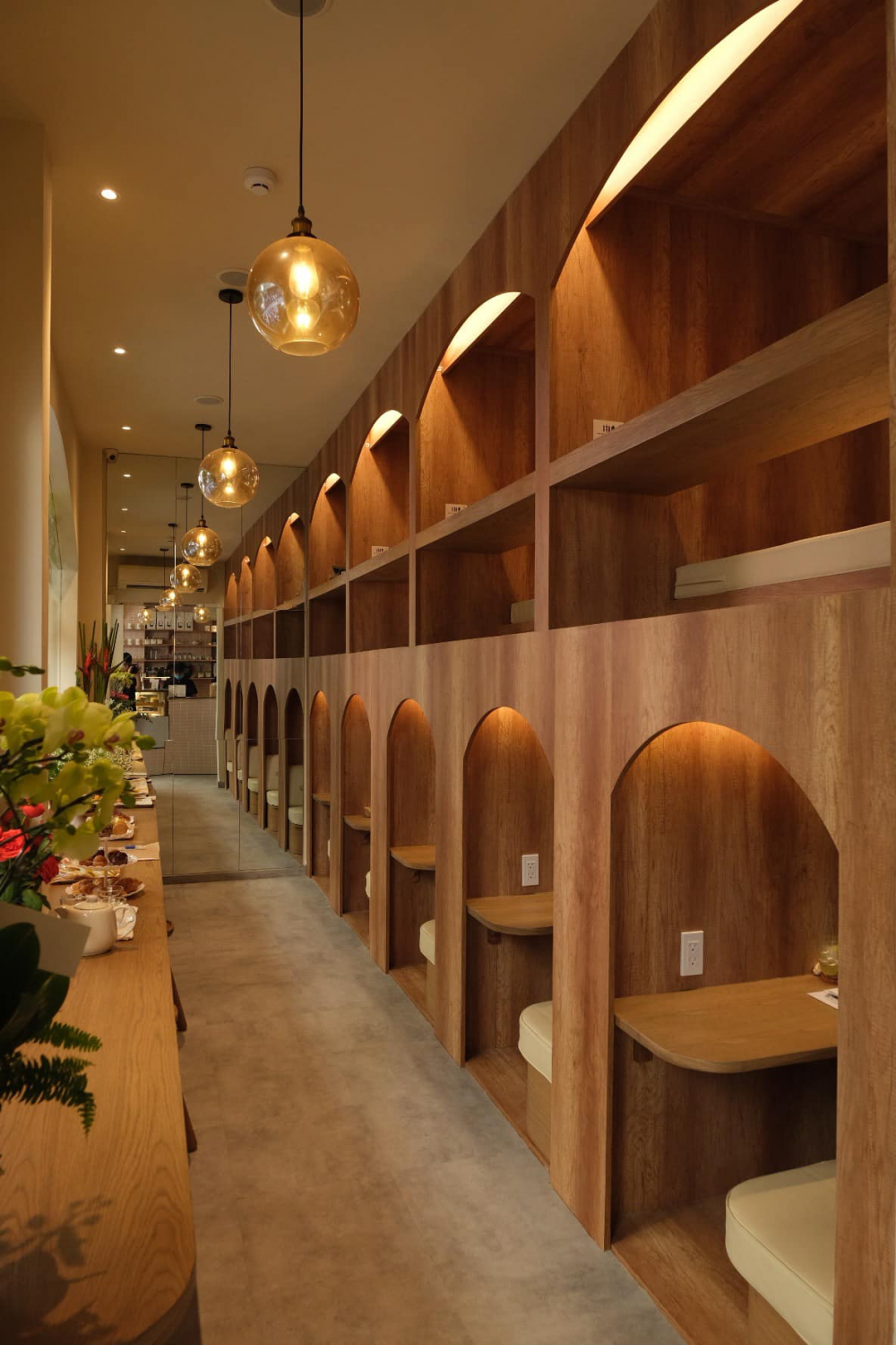 Giữa những buổi trưa ngày hè nắng oi ả, nếu bạn tìm một nơi riêng tư, yên tĩnh để nghỉ ngơi hay ăn nhẹ thì chuỗi các quán Chidori Coffee (191 Đinh Tiên Hoàng, phường Sài Gòn hay một số chi nhánh tại: 120B Triệu Quang Phục, Phường Chợ Lớn; 6 Hoa Cau, Phường Cầu Kiệu; 66 Võ Oanh, Phường Thạnh Mỹ Tây...) là một địa điểm rất phù hợp. Quán mang đến một không gian đậm văn hóa Nhật Bản với mô hình cà phê giường nằm, bạn sẽ được thoải mái tận hưởng ly cà phê trong không gian riêng của mình. Các phòng thiết kế chuẩn phong cách Nhật Bản với diện tích khoảng 4m2 và đều được trang bị đầy đủ gối, đệm, ổ cắm điện,… Đặc biệt có thêm đèn tích hợp quạt mini, rất lý tưởng nếu bạn muốn đọc sách hay làm việc - Ảnh: @chidori coffee