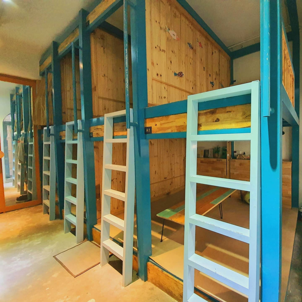 Hơi Béo Cà Phê (261/16 Trần Hưng Đạo, phường Cầu Ông Lãnh) cũng là một địa chỉ cà phê giường nằm thú vị bạn không nên bỏ qua. Quán nằm tại trung tâm thành phố với không gian chủ yếu là các vách ngăn riêng tư dành cho từng nhóm, tối đa lên tới 15 người. Đây là nơi lý tưởng cho các buổi họp nhóm, chơi game, trò chuyện hay làm việc.  Các phòng tại quán được trang bị đầy đủ tiện nghi như máy lạnh, đèn và bàn, đảm bảo sự riêng tư và thoải mái.