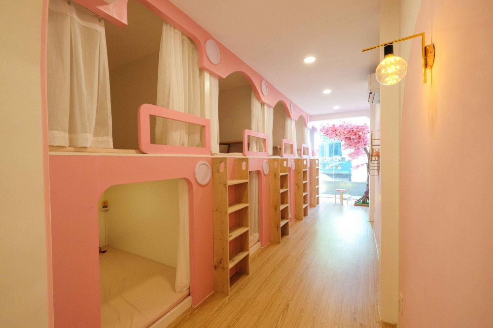 Binna Seoul Coffee (363 Đinh Bộ Lĩnh, phường Bình Thạnh) là không gian cà phê mang phong cách độc đáo đậm chất Hàn Quốc, được thiết kế hoàn toàn theo gam màu hồng nhưng không hề sến súa thay vào đó tạo ra cảm giác tươi mới và thư thái. Các chiếc giường nhỏ sát nhau, được bao quanh bởi màn che riêng tư. Mỗi phòng đều có nệm, gối êm ấm, luôn sẵn sàng để bạn có thể nằm thư giãn. Ngoài các món nước cơ bản như: cà phê, trà, soda, yogourt,… Binna còn có một số món được quán cưng nựng và đặt cho những cái tên vừa mỹ miều vừa đáng yêu: nước mắt kỳ lân, trái tim hồng hạc, nụ hôn của rồng.