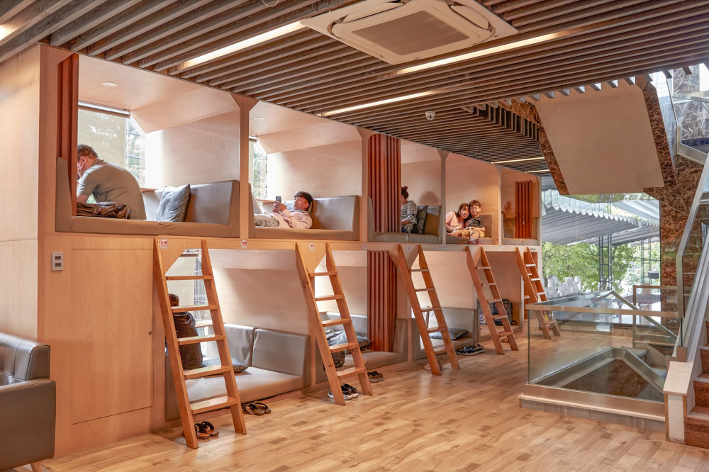 Nếu bạn cần một không gian để vừa thư giãn, vừa làm việc vào buổi trưa thì Coffee Red (270 Đỗ Xuân Hợp, phường Phước Long) là điểm đến hoàn hảo, cung cấp không gian rộng rãi với trang trí đơn giản và thoáng mát. Những kén ngủ được trang bị máy lạnh toàn bộ. Khu vực phòng lạnh có giường nằm và sofa để phục vụ nhu cầu nghỉ ngơi hoặc đảm bảo không gian lý tưởng cho làm việc sáng tạo và hiệu quả. Ngoài ra bạn còn có thể trải nghiệm bạn còn có cơ hội trải nghiệm không gian VIP với hệ thống giường nằm cao cấp và ghế massage, giúp bạn thư giãn và giảm căng thẳng sau những ngày làm việc mệt mỏi. - Ảnh: @Coffee Red