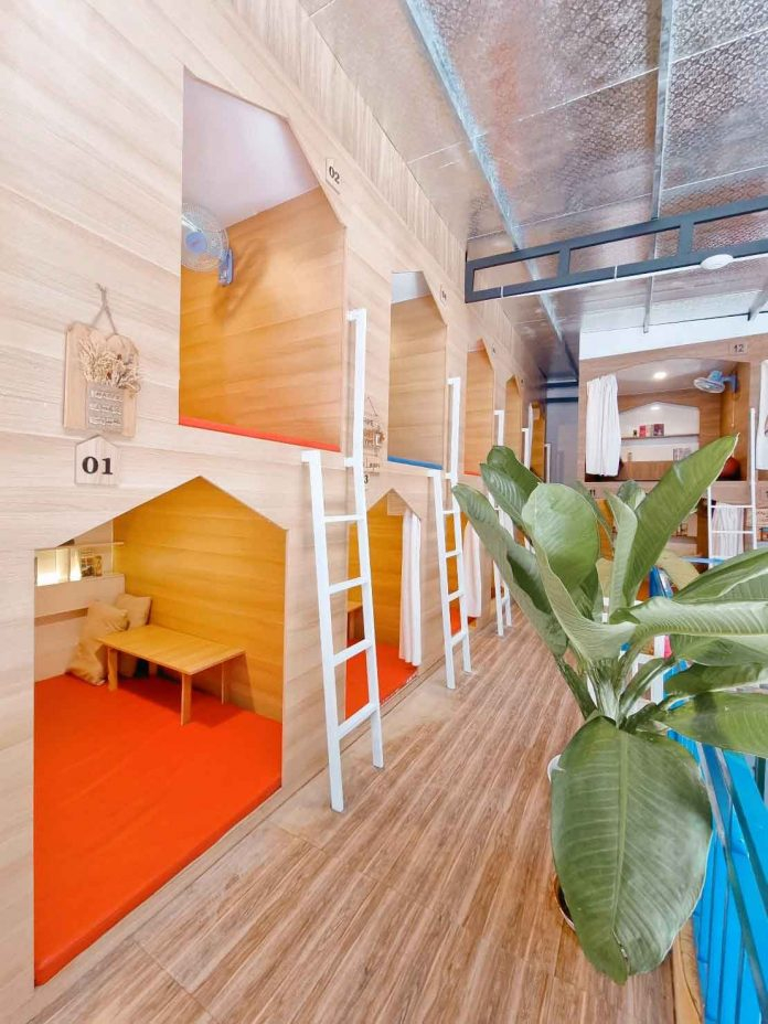 Quán cafe giường nằm Blue Lagoon (24 Lê Văn Thọ, phường Thông Tây Hội) được thiết kế như một căn gỗ xinh xinh, nơi bạn có thể nghỉ ngơi trong không gian yên bình. Quán cà phê 2 tầng với diện tích đủ lớn cho các hoạt động của khách. Phong cách trang trí hiện đại nhưng đơn giản. Bàn ghế đầy đủ kích thước từ bàn đơn, bàn đôi hay bàn họp, phù hợp cho những ai muốn học tập, làm việc hoặc đi theo đoàn.  Điểm nhấn tại đây là các ô giường nằm sử dụng thoải mái như đang ở nhà. Khu giường nằm được bố trí trên tầng riêng và được đánh số. Bên trong giường khá rộng, riêng tư, có quạt, có rèm che, có bàn, quạt và hệ thống đèn đầy đủ, tiện ích phù hợp cho các bạn cần chạy deadline.