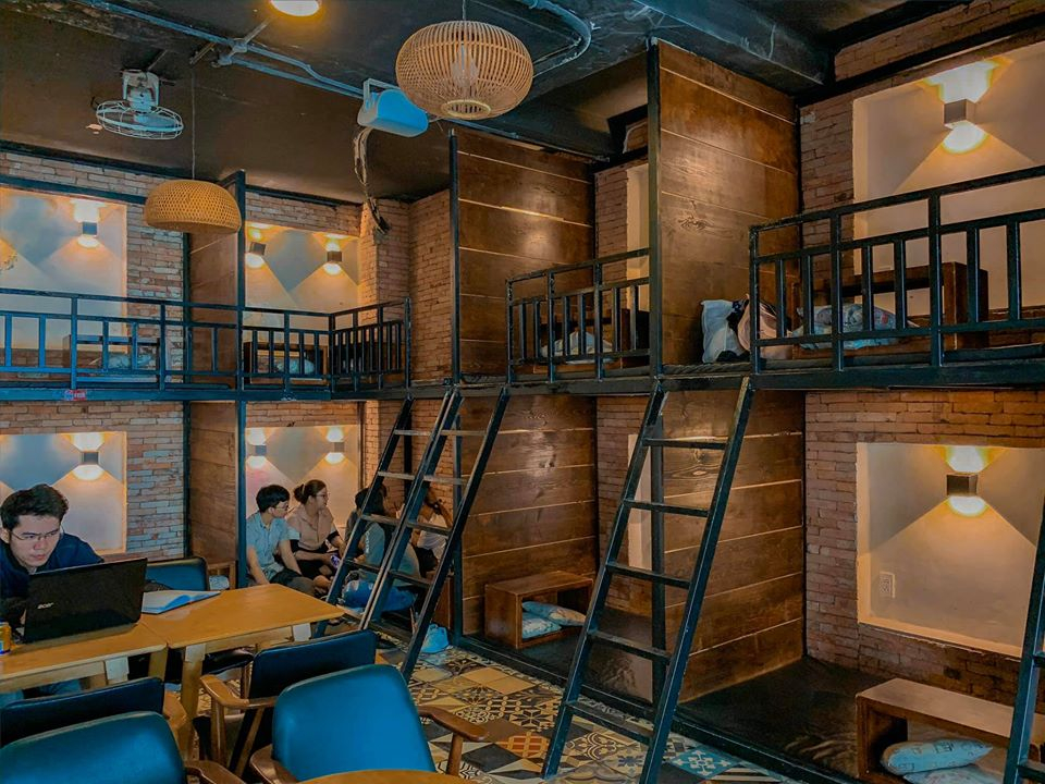 The Daily Coffee (42 Trần Minh Quyền, phường Vườn Lài) là quán cà phê giường nằm nên ghé nếu bạn muốn trải nghiệm mô hình này. Đây là một trong những chuỗi cà phê với mô hình tổ kén đầu tiên ở Việt Nam. Quán cà phê giường nằm này rất độc đáo, ấn tượng, riêng tư và yên tĩnh. Cũng nhờ vậy mà quán thu hút đông thực khách.  Quán có 2 tầng thoải mái. Tầng một là quầy pha chế và bàn ghế, phù hợp cho những khách chọn cà phê gặp gỡ bạn bè. Tầng trên là một dãy các tổ kén có sức chứa từ 3 - 5 người được thiết kế theo phong cách Nhật Bản với tone nâu ấm áp. Điểm cộng của The Daily Coffee là quán có rất nhiều các kệ sách báo để khách có thể vừa thưởng thức đồ uống, vừa thả mình vào thế giới của từng trang sách. Quán cũng trang trí nhiều chậu cây xanh mát mắt.