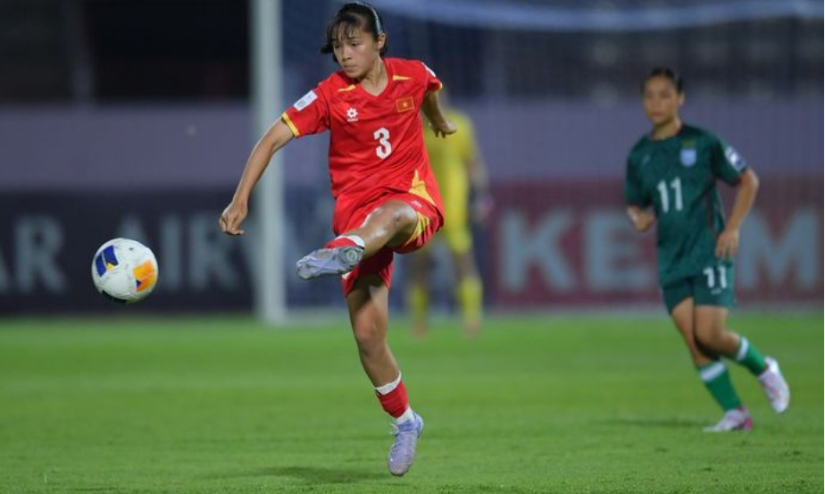 Thùy Linh ghi bàn thắng vào lưới trống khi thủ môn Bangladesh sai lầm bắt vuột bóng